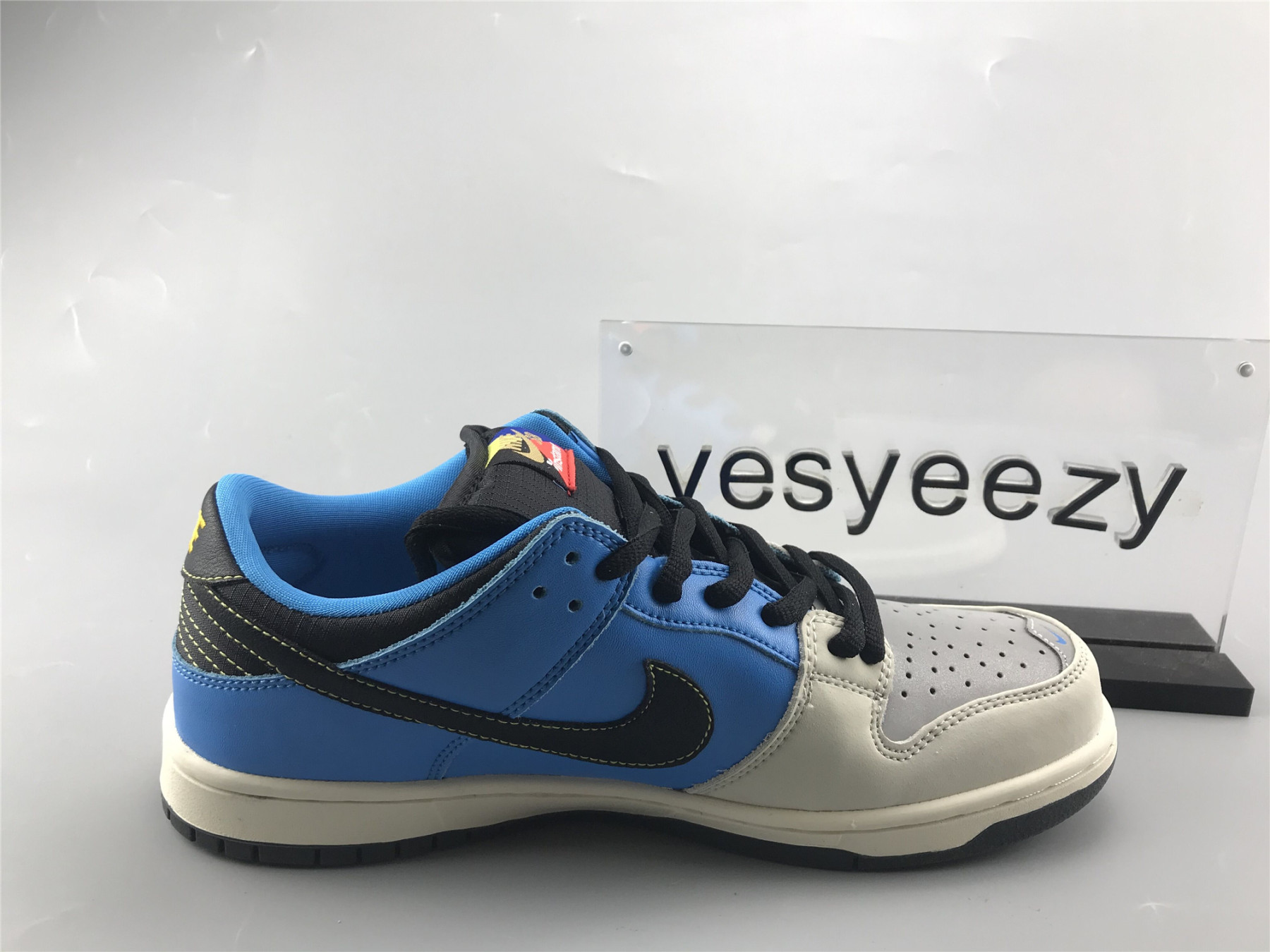 UA INSTANT SKATEBOARDS NIKE SB DUNK LOW