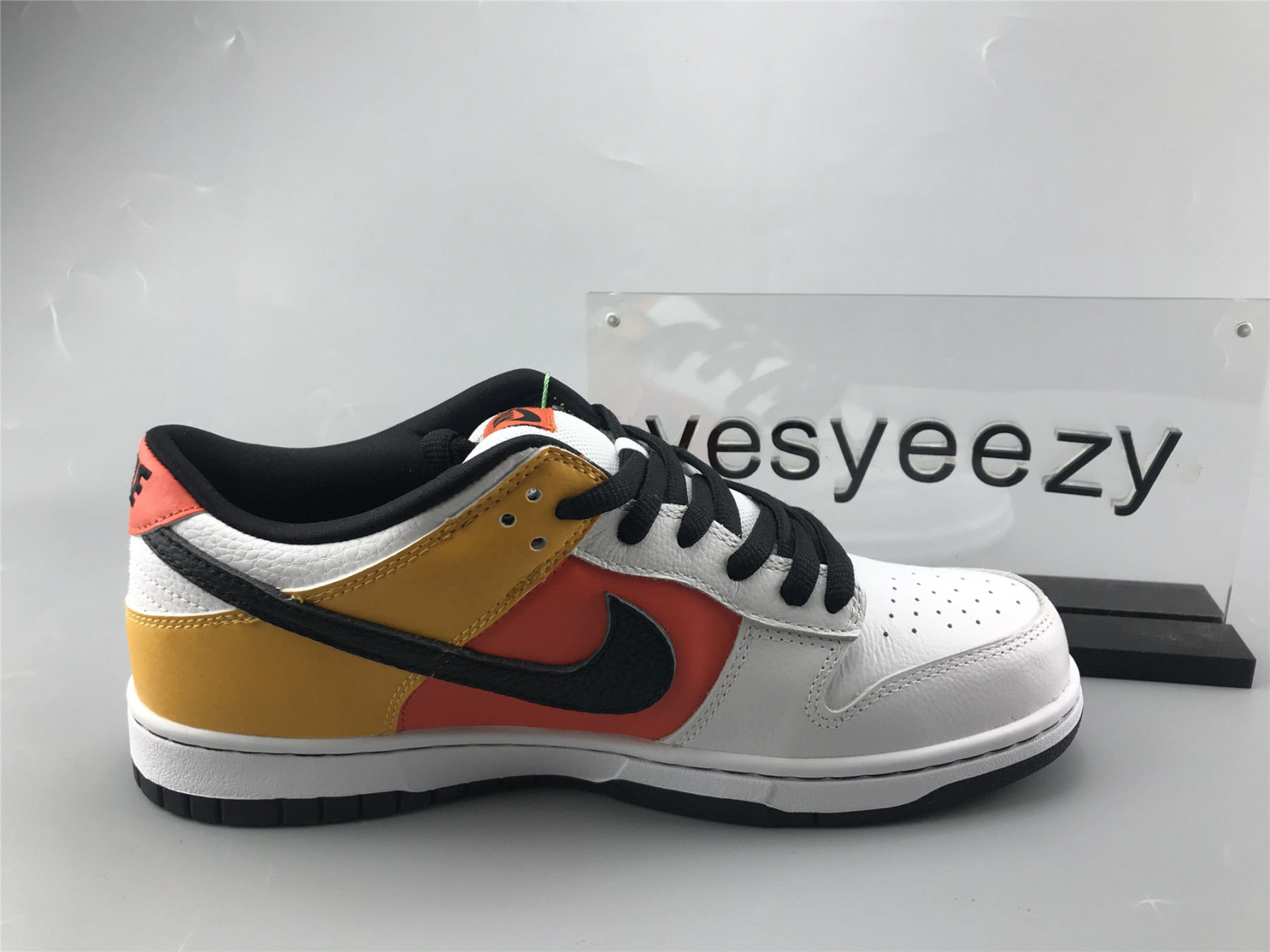 UA NIKE DUNK LOW PRO SB "RAYGUN"