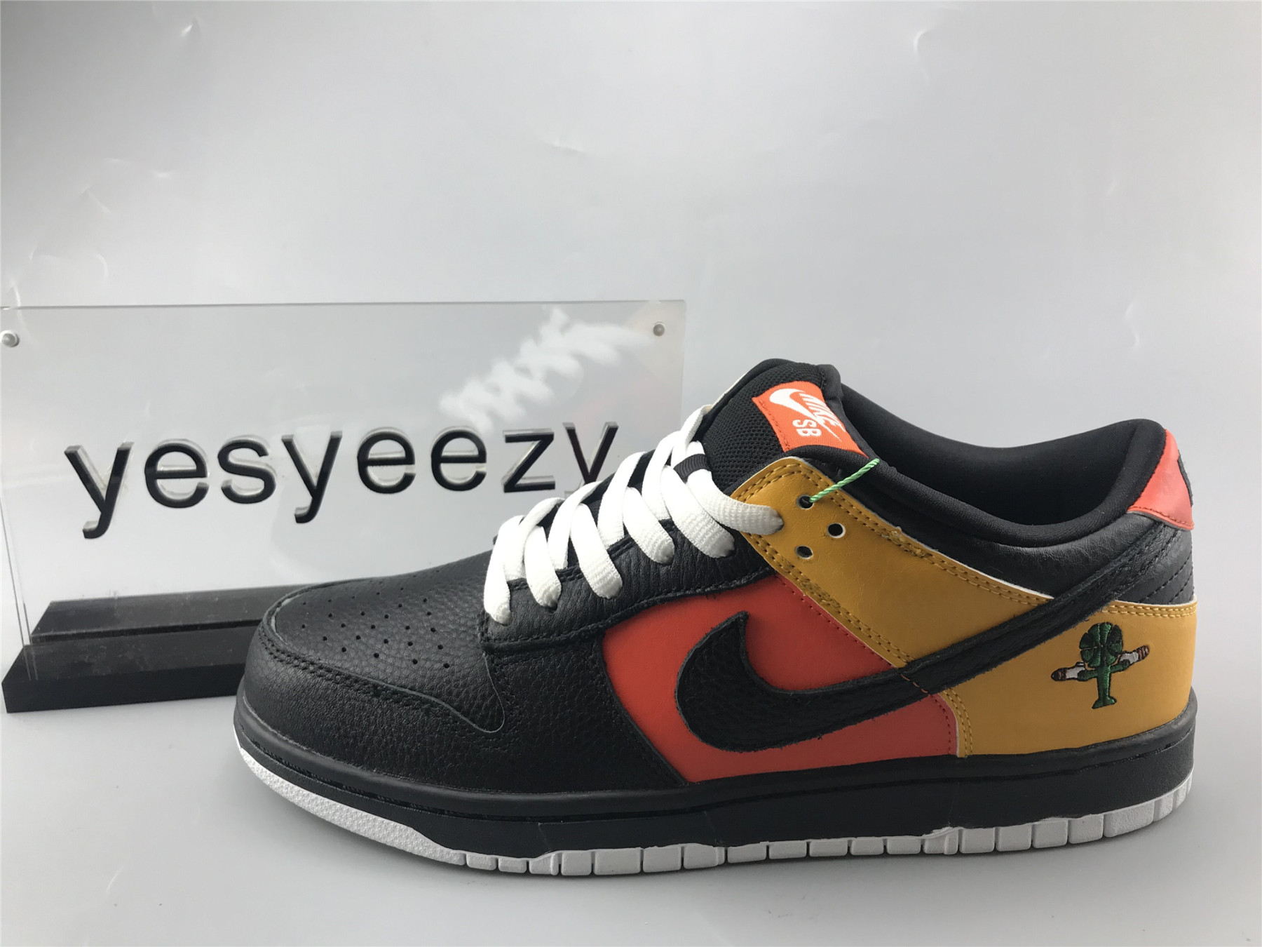 UA NIKE DUNK LOW PRO SB "RAYGUN"