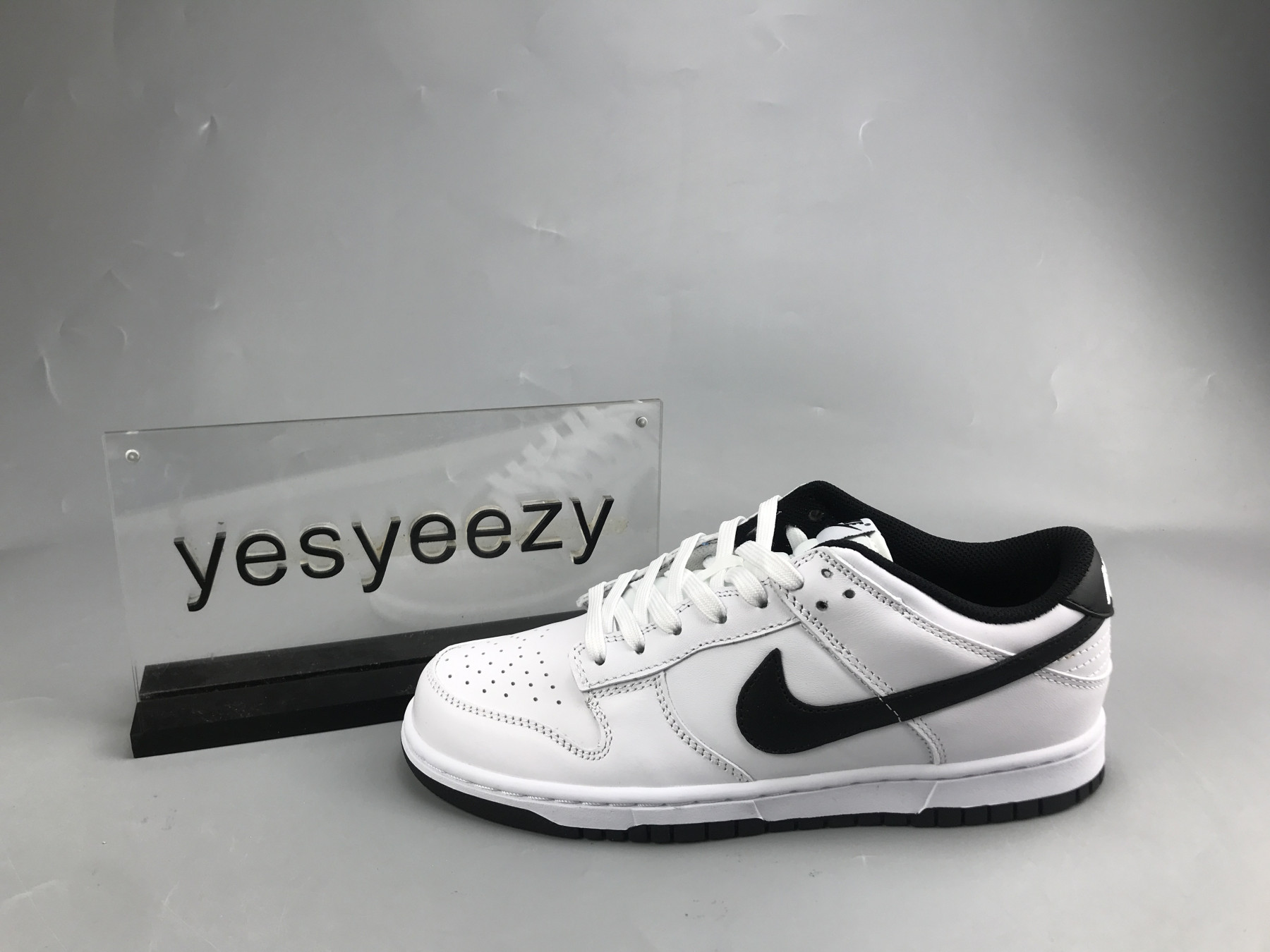 UA NIKE WMNS DUNK LOW 