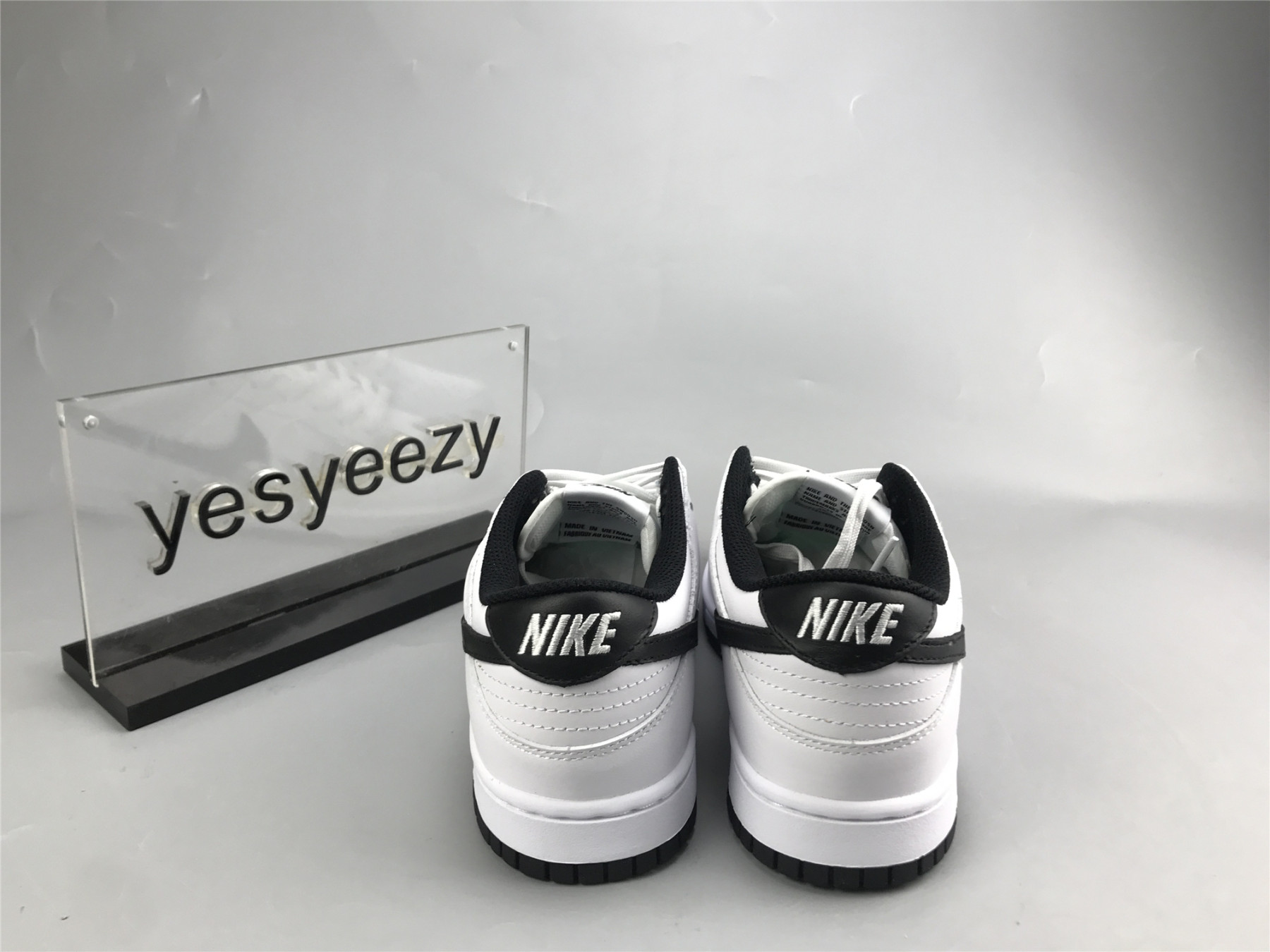 UA NIKE WMNS DUNK LOW 