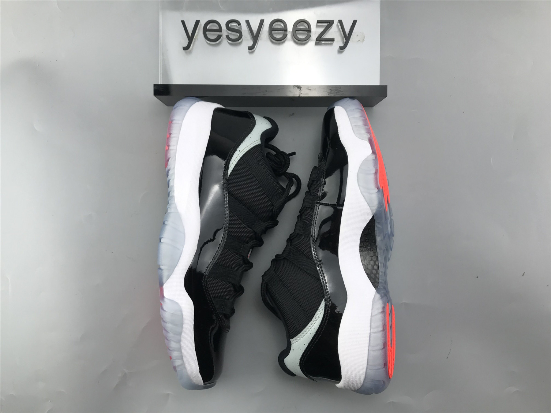 UA AIR JORDAN 11 RETRO LOW 