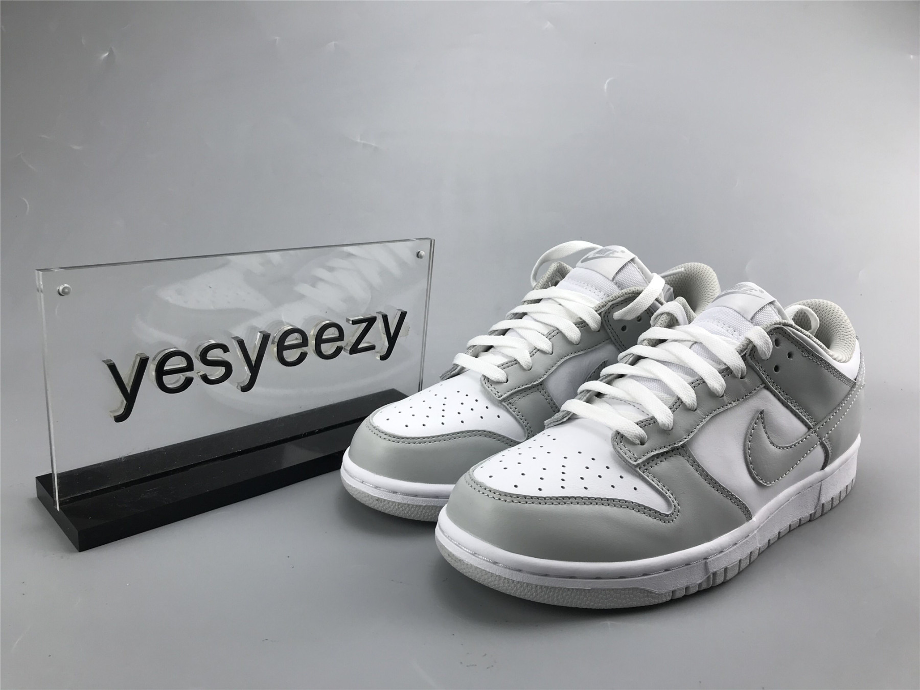 UA NIKE DUNK LOW WMNS "PHOTON DUST"