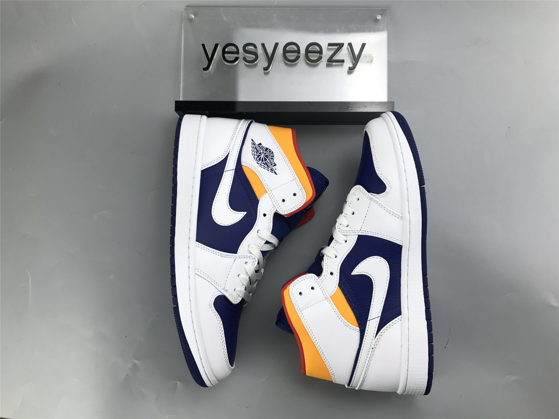 UA  AIR JORDAN 1 MID 
