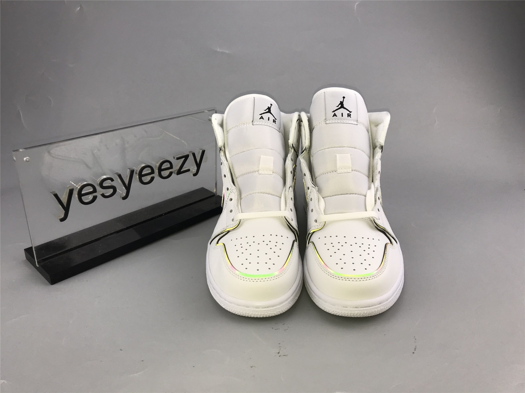UA WMNS AIR JORDAN 1 MID SE