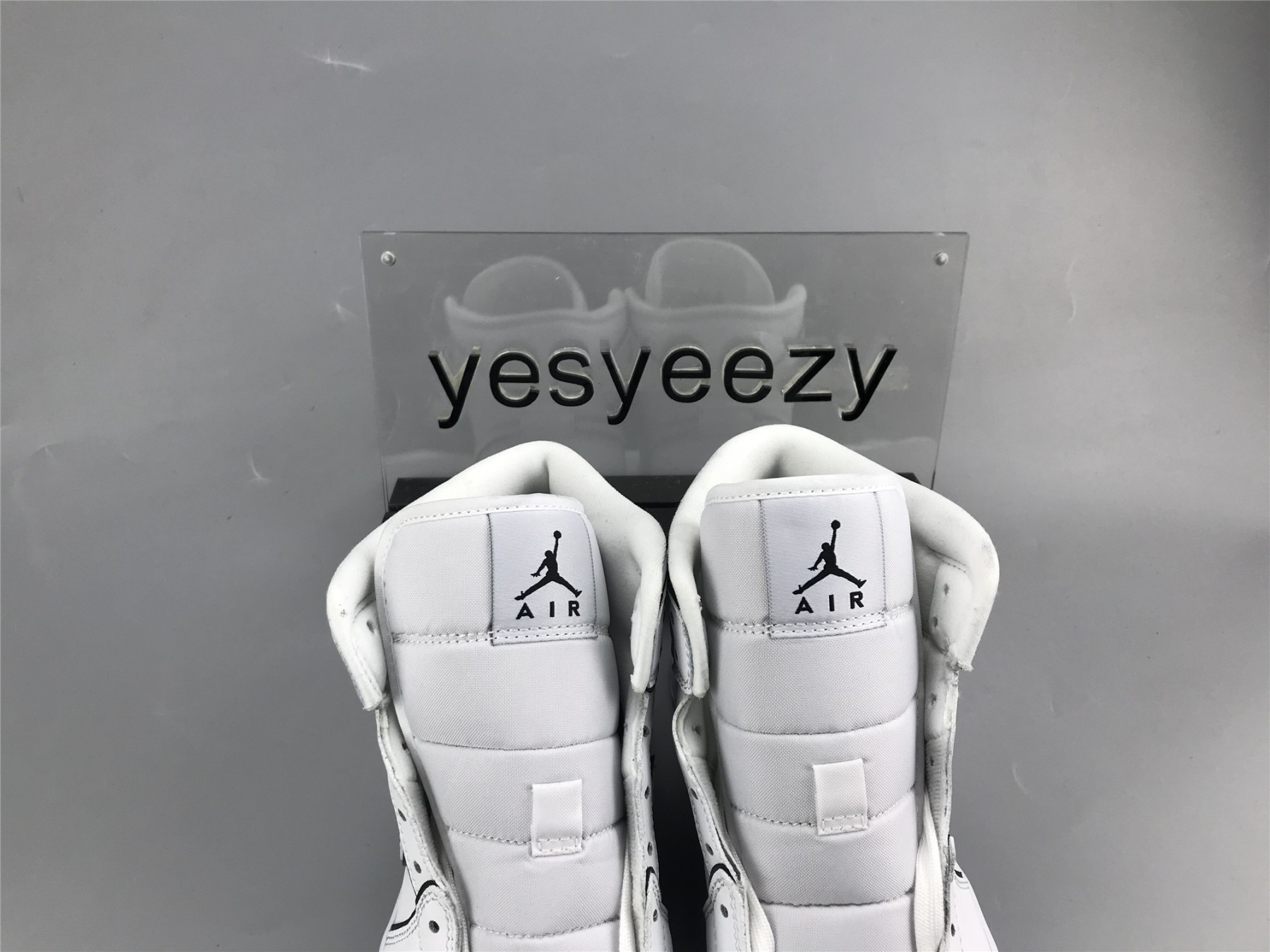 UA WMNS AIR JORDAN 1 MID SE