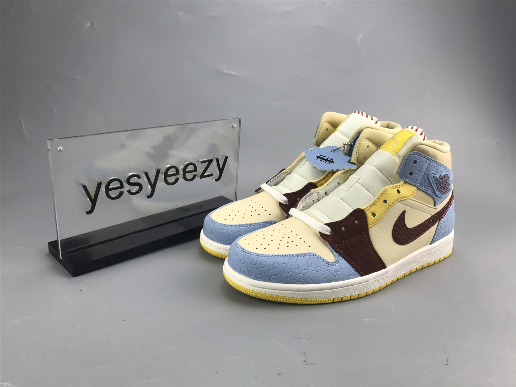 UA Ma1s0n CHATEAU ROUGE X AIR JORDAN 1 MID SE 