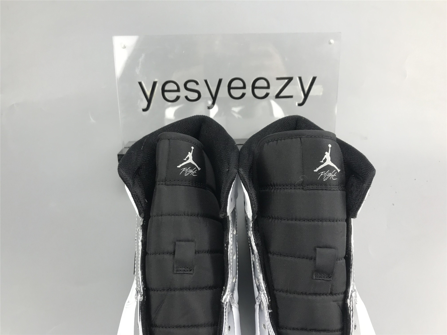 UA  AIR JORDAN 1 MID 