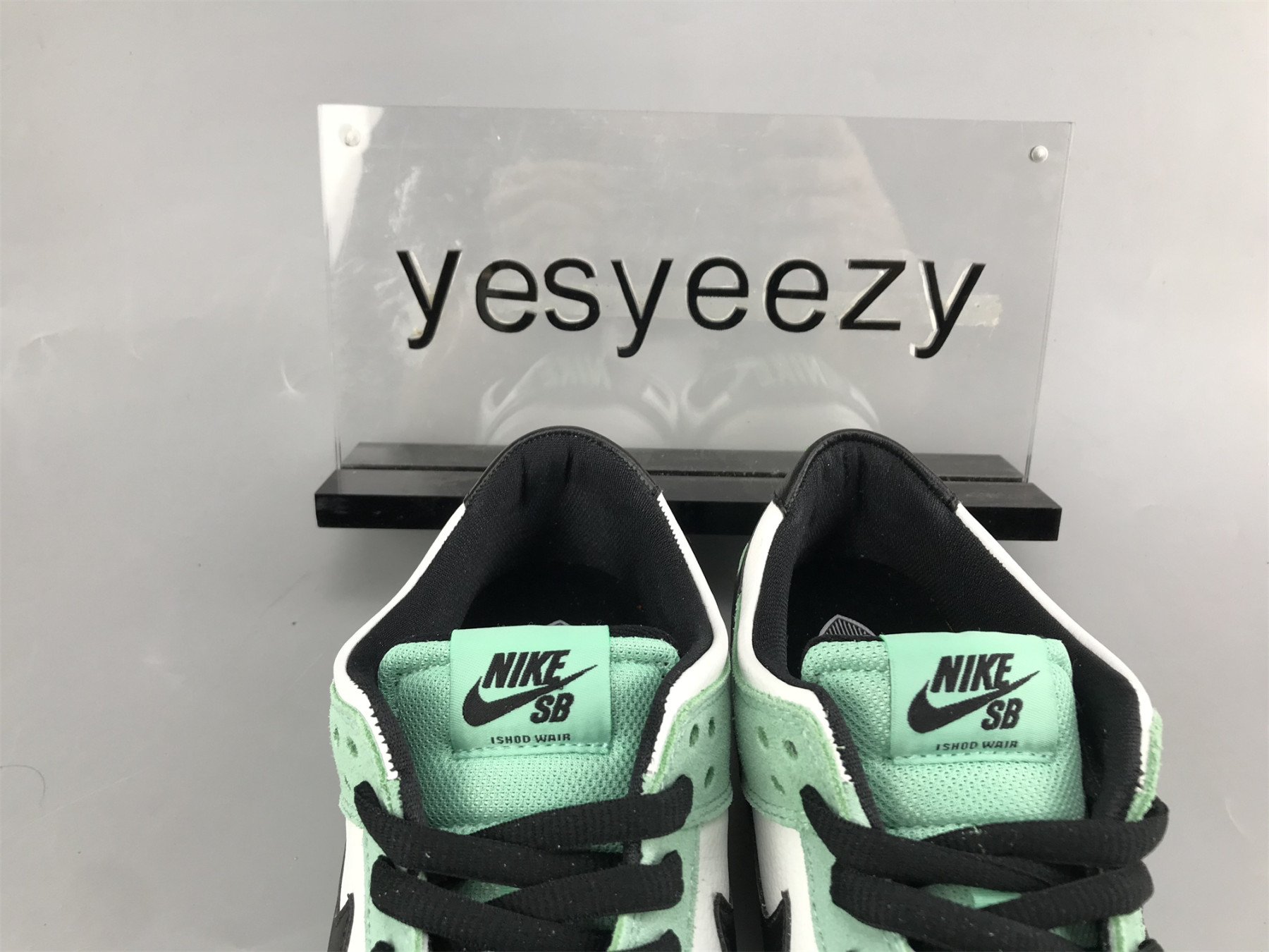 UA NIKE SB DUNK LOW