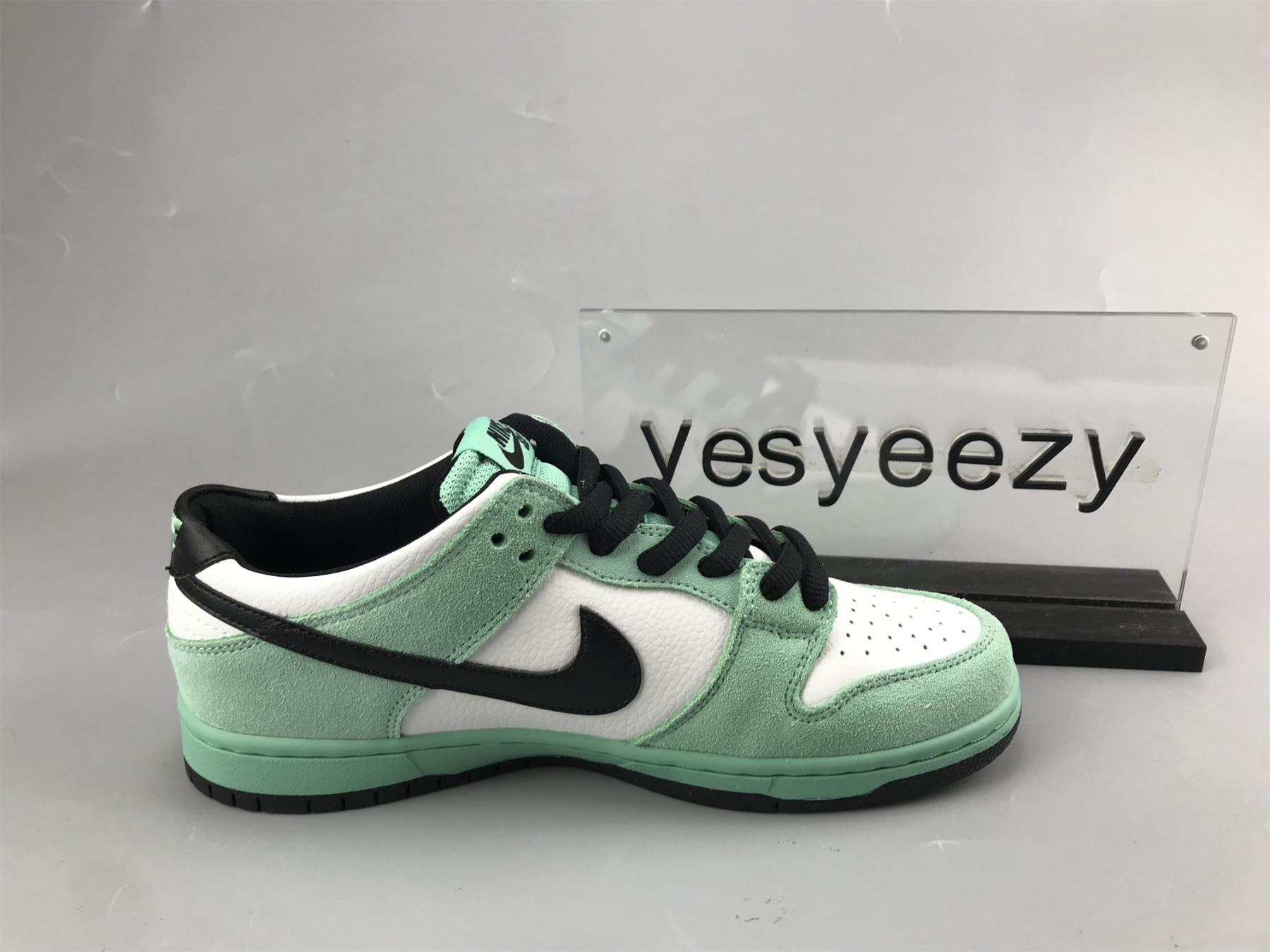 UA NIKE SB DUNK LOW