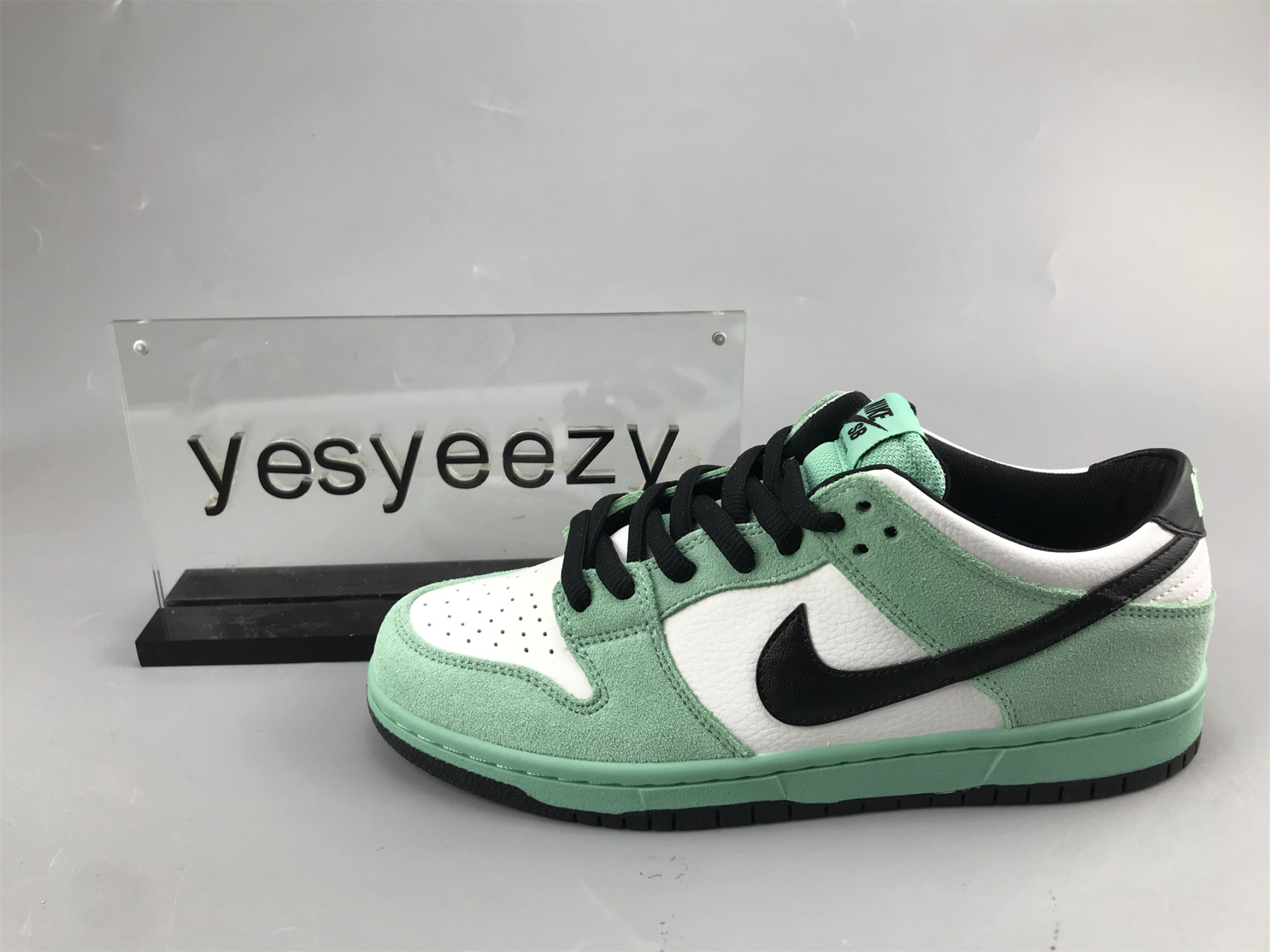 UA NIKE SB DUNK LOW