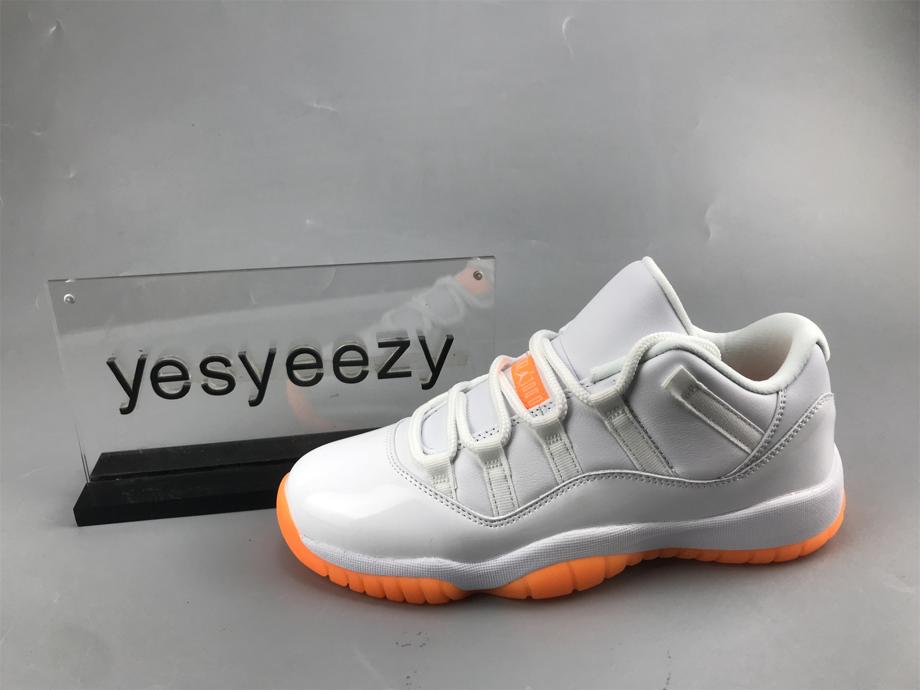 UA WMNS AIR JORDAN 11 RETRO LOW 