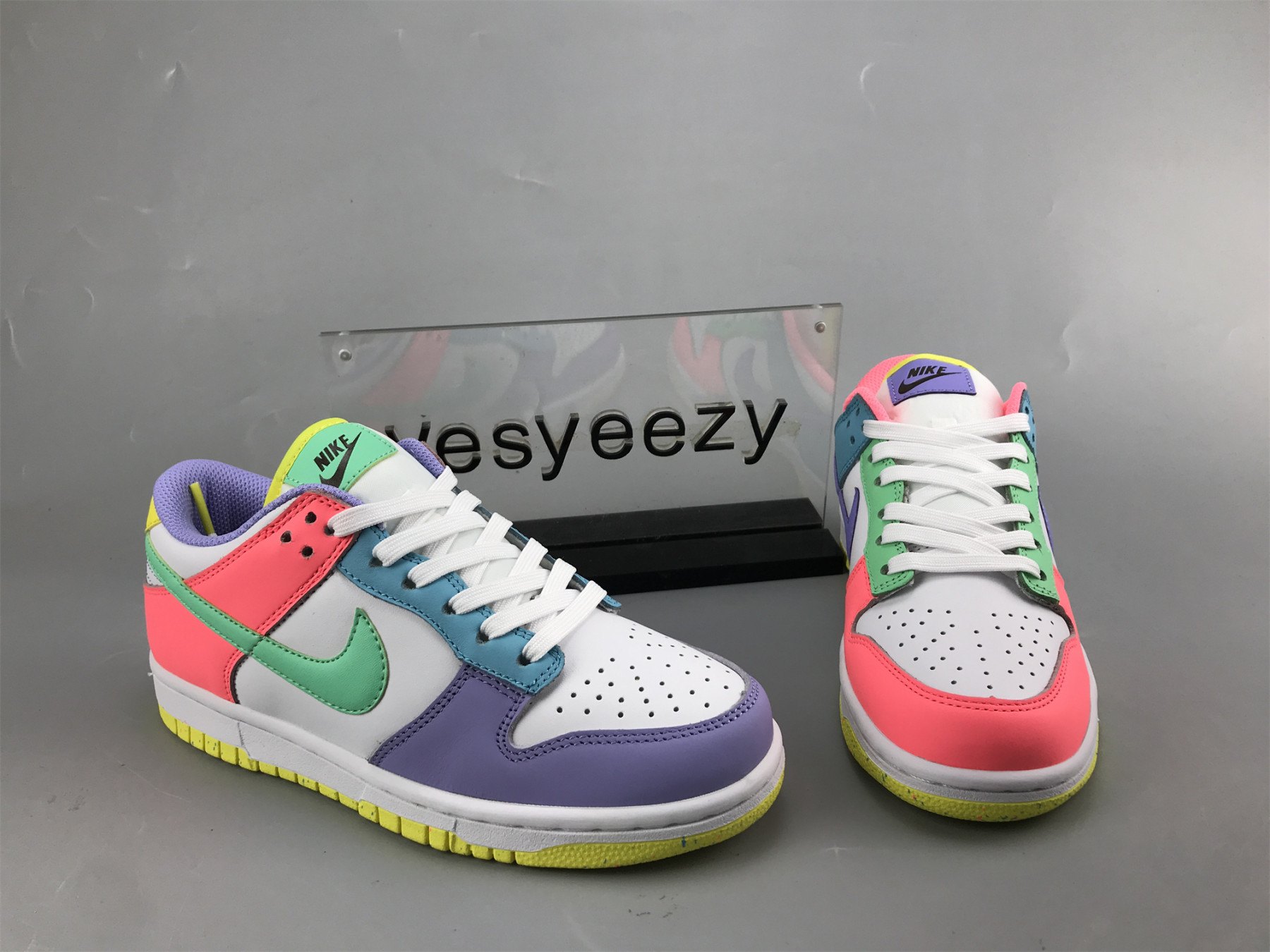 UA WMNS NIKE DUNK LOW SE