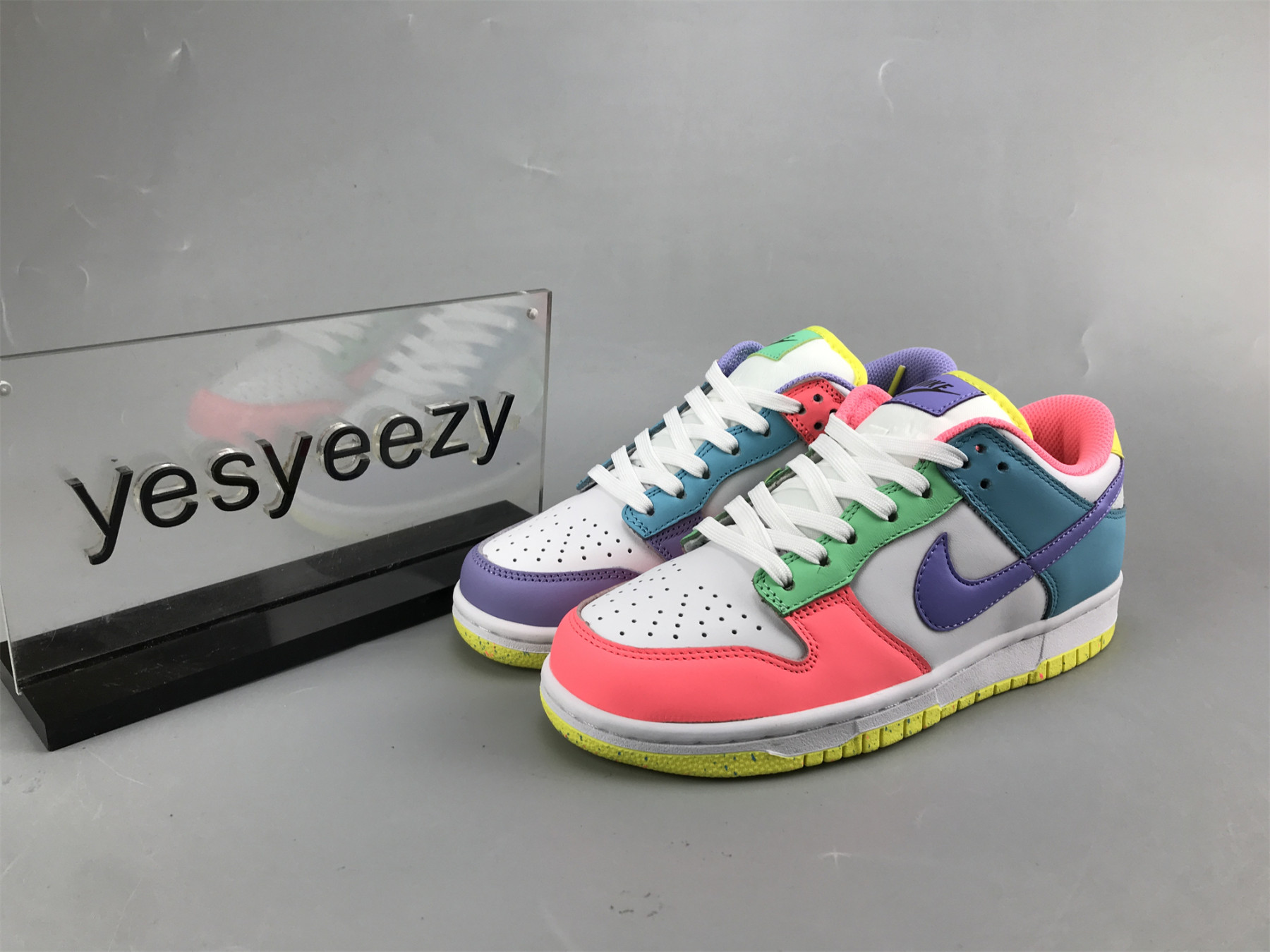 UA WMNS NIKE DUNK LOW SE