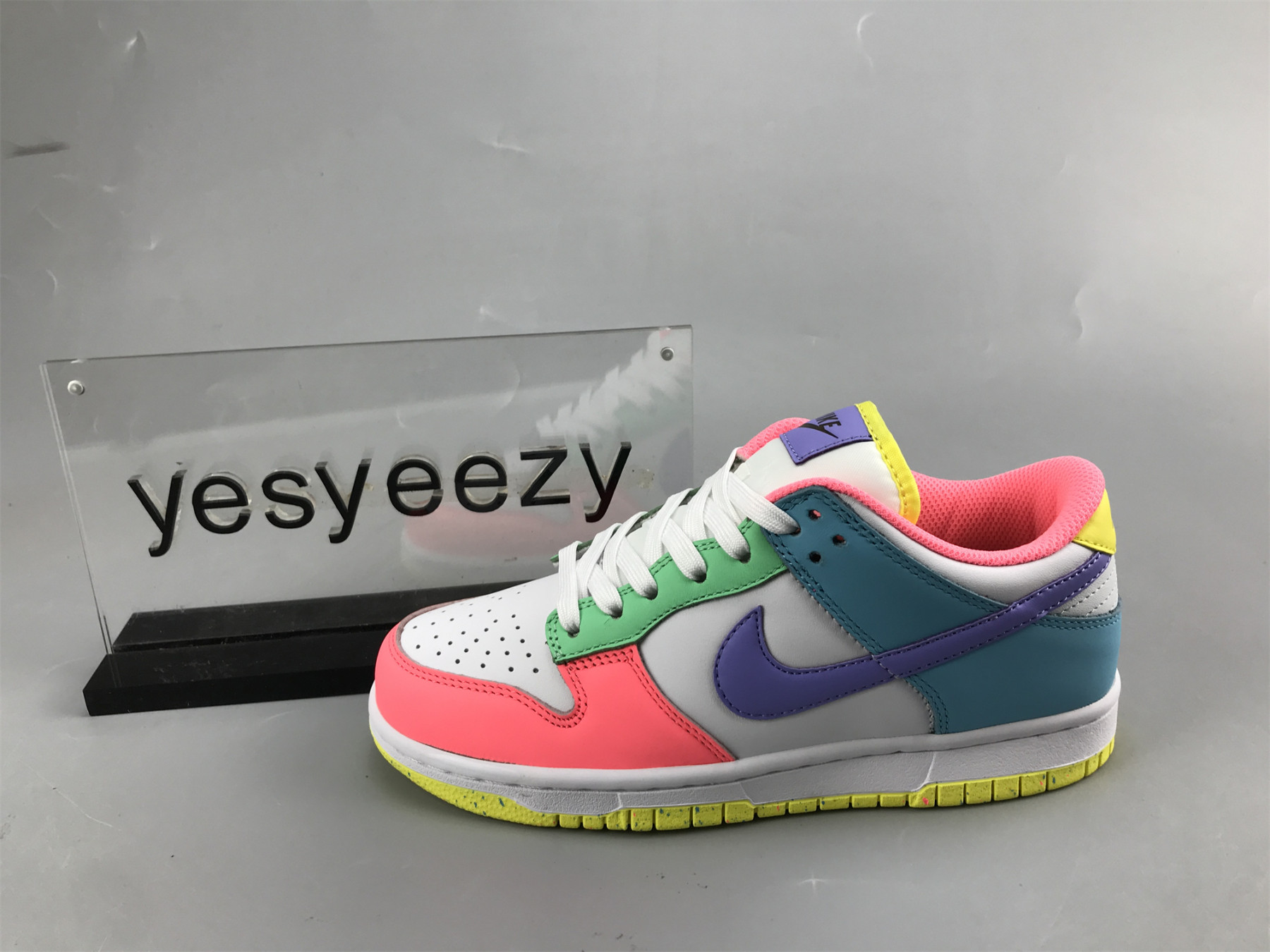 UA WMNS NIKE DUNK LOW SE