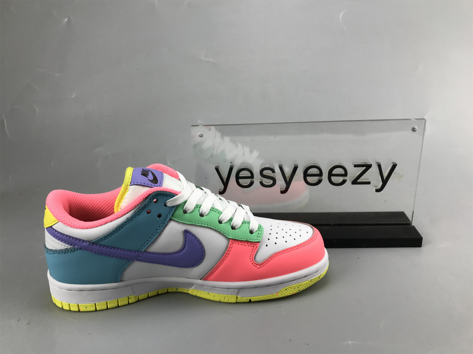 UA WMNS NIKE DUNK LOW SE