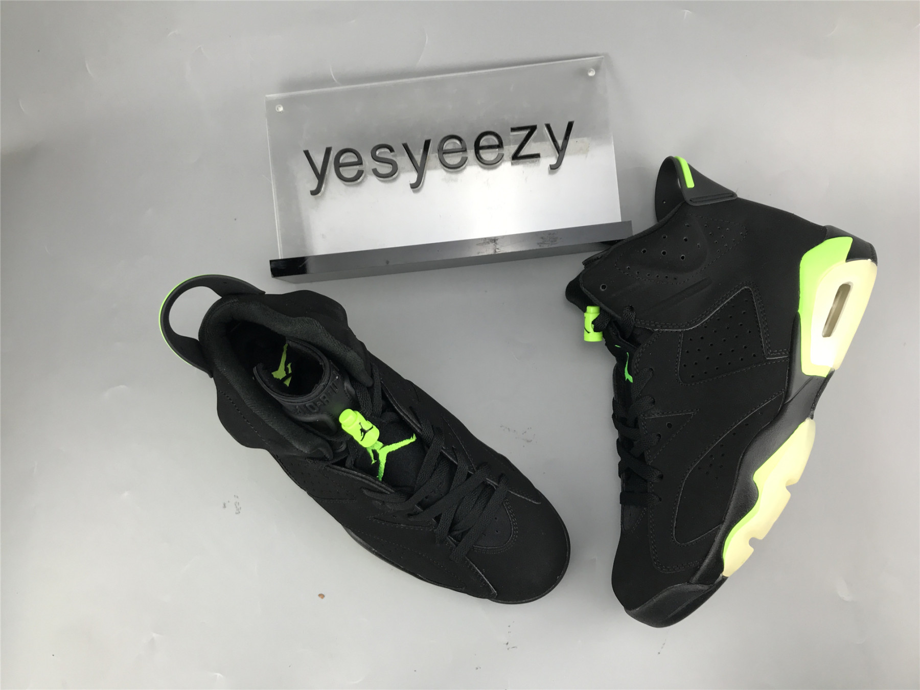 UA AIR JORDAN 6 RETRO 