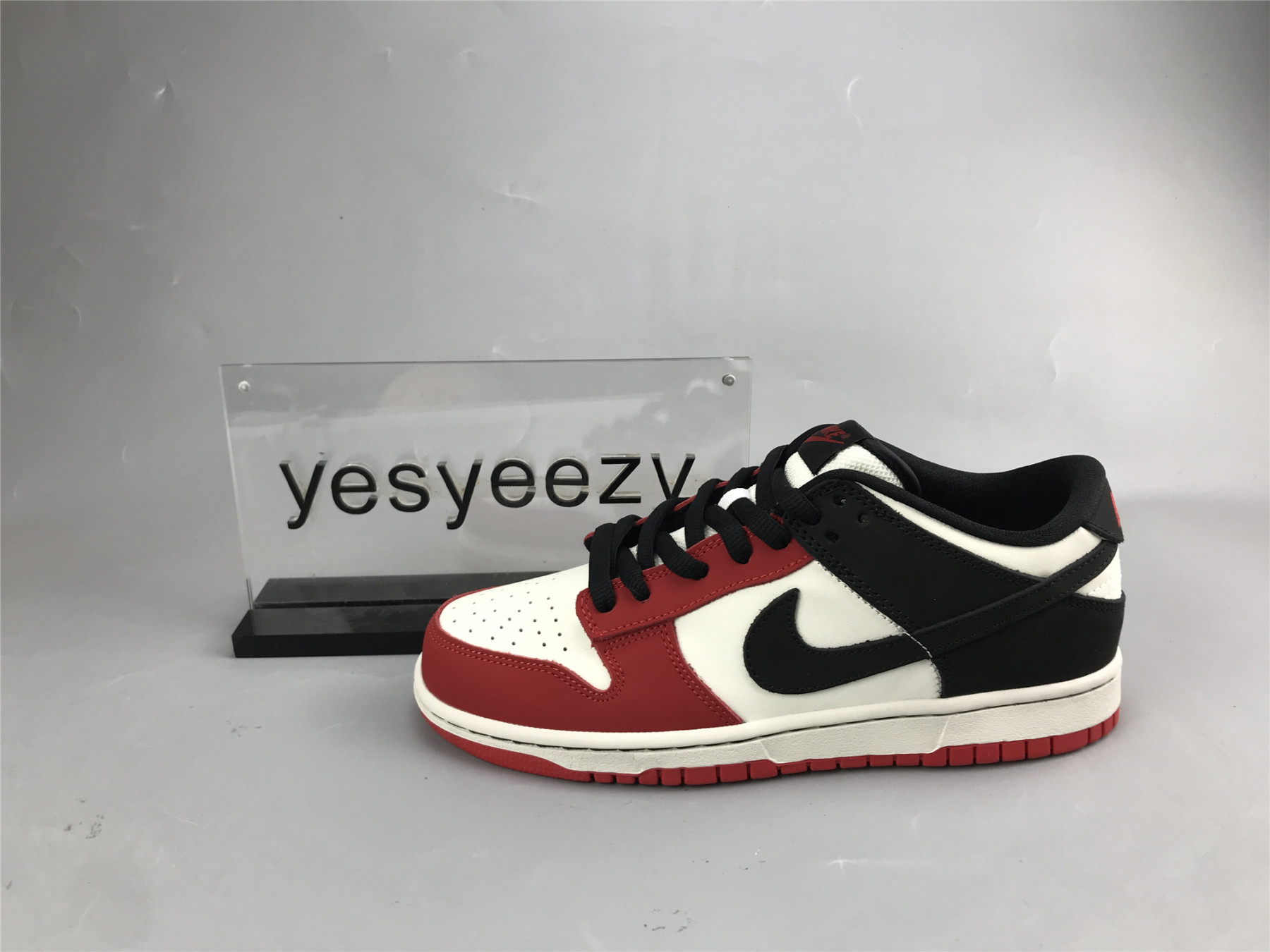 UA NIKE SB DUNK LOW UNIVERSITY RED