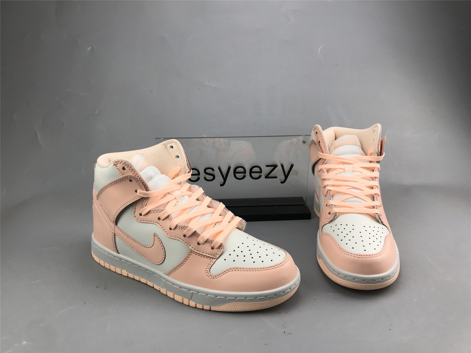 UA NIKE WMNS DUNK HIGH