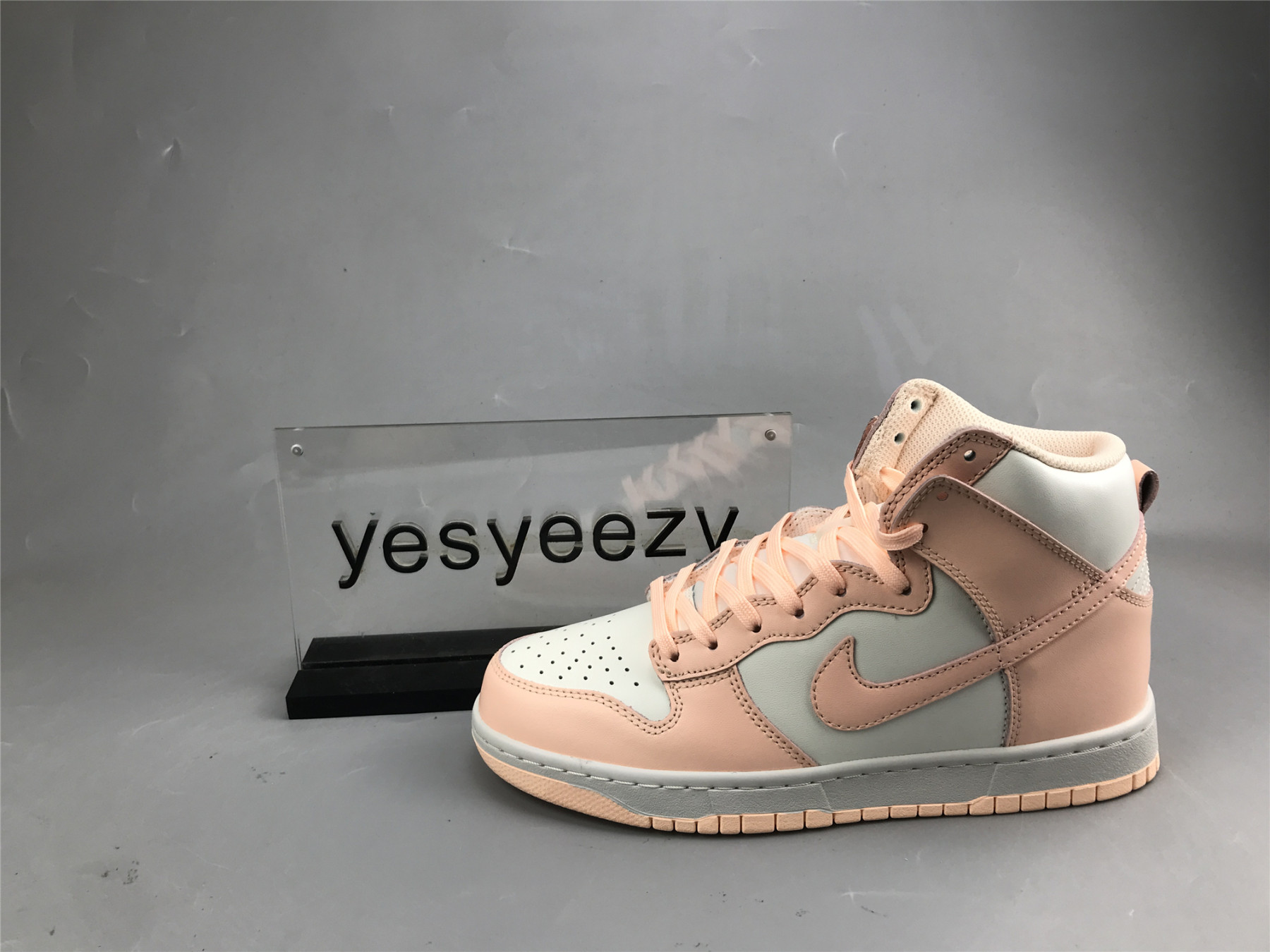 UA NIKE WMNS DUNK HIGH