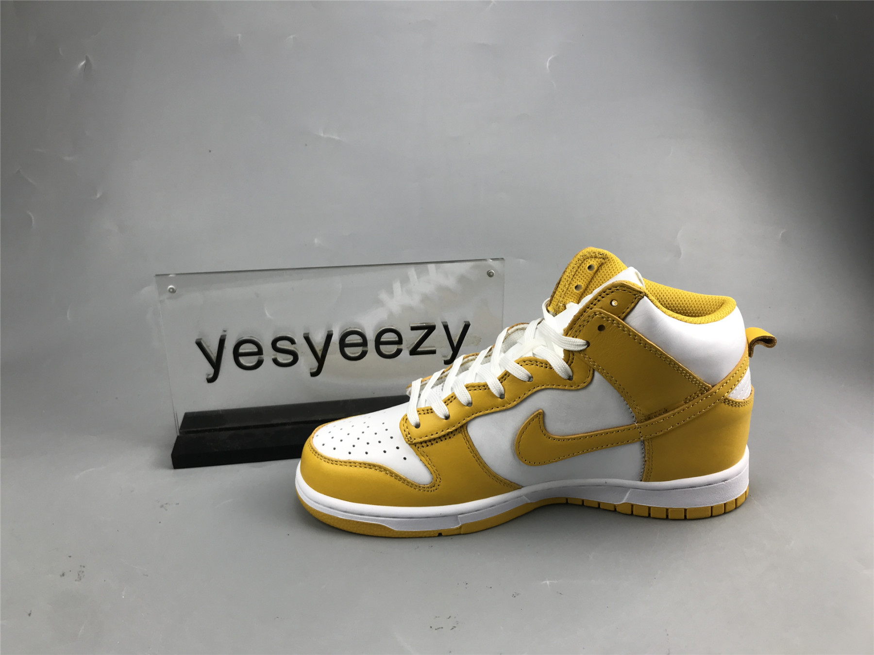 UA NIKE WMNS DUNK HIGH 