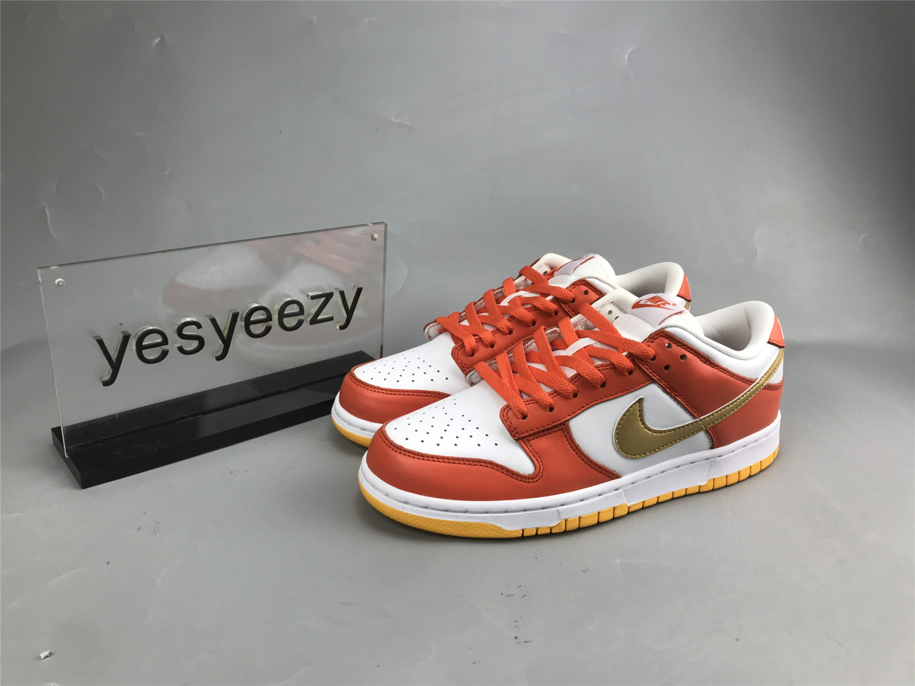 UA NIKE WMNS DUNK LOW