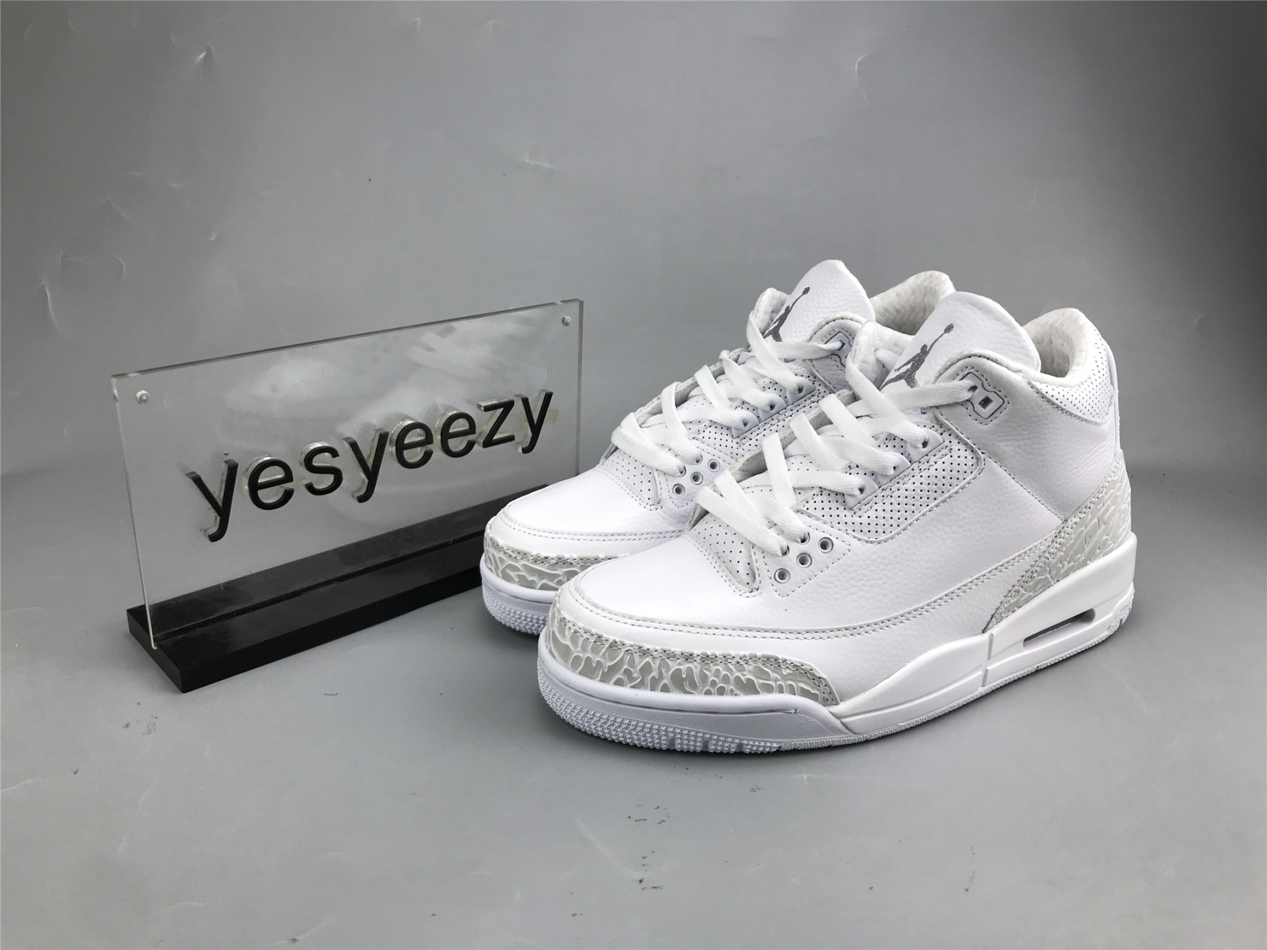 UA AIR JORDAN 3 RETRO