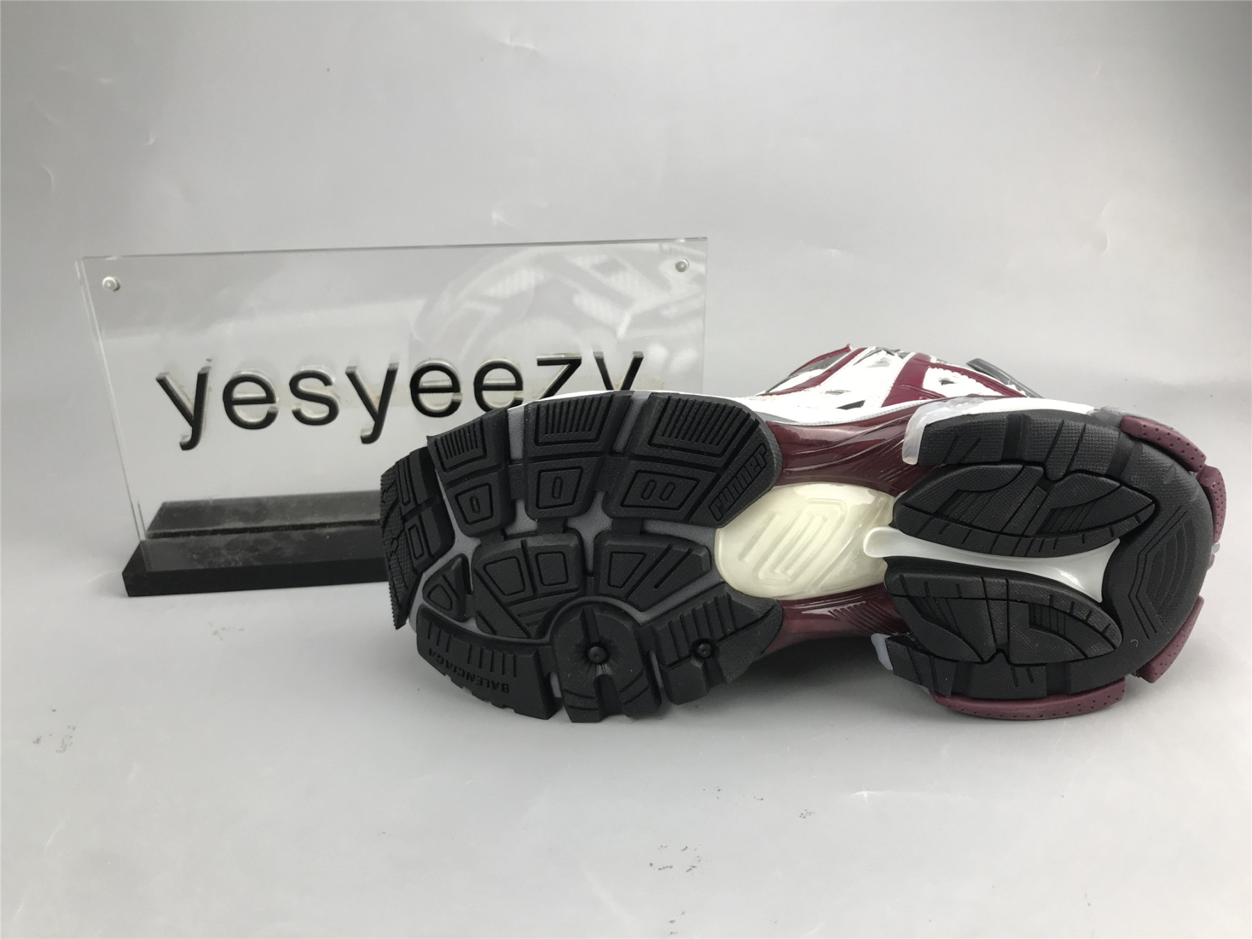 UA RUNNER GREY BURGUNDY