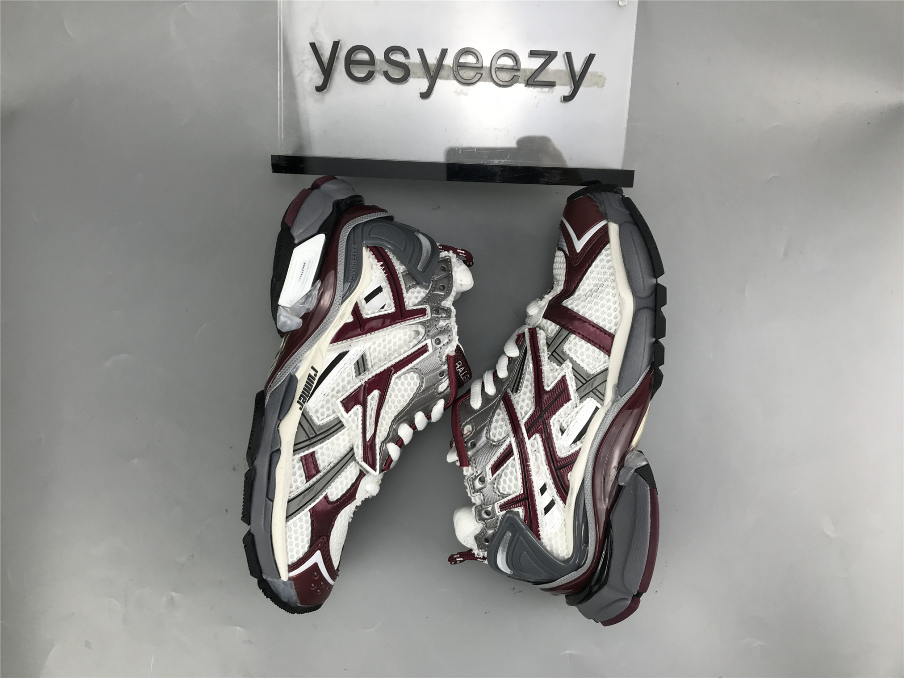 UA RUNNER GREY BURGUNDY