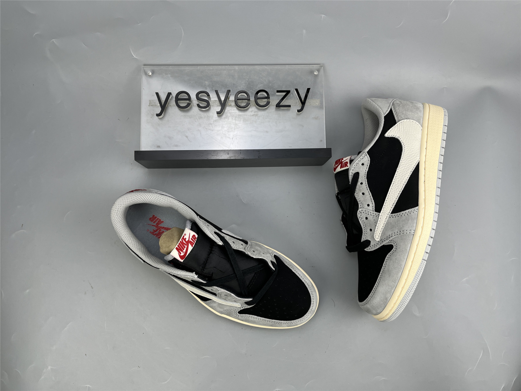 UA TRAVIS SCOTT X AIR JORDAN 1 LOW