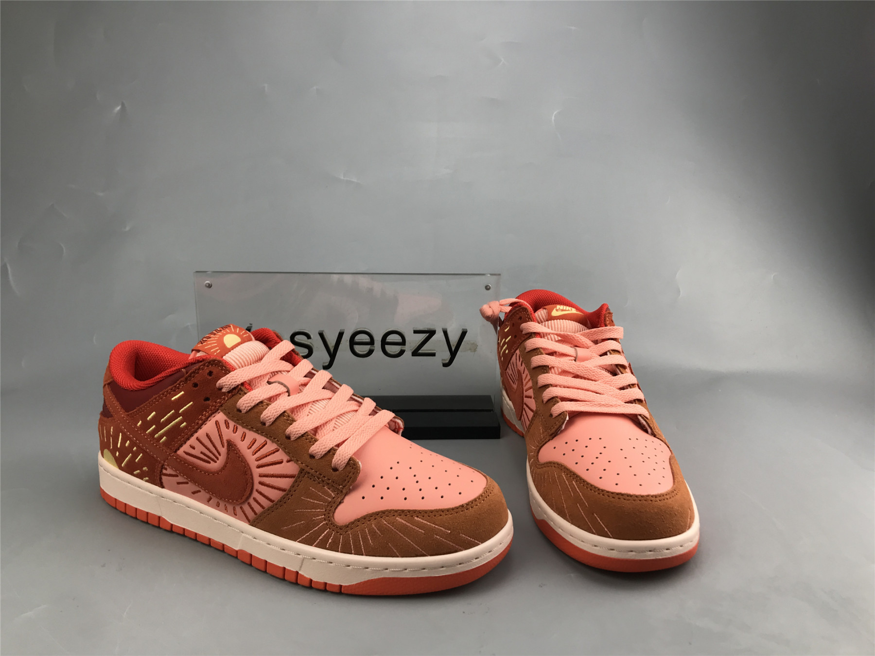 UA NIKE WMNS DUNK LOW