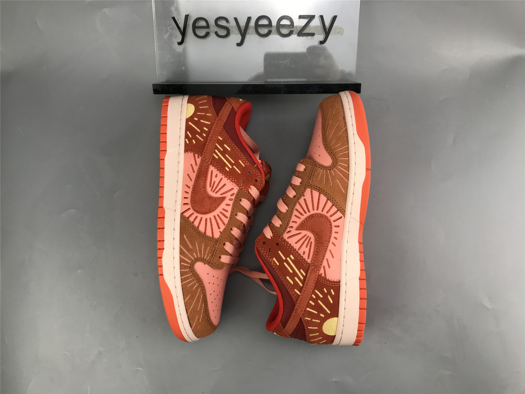 UA NIKE WMNS DUNK LOW