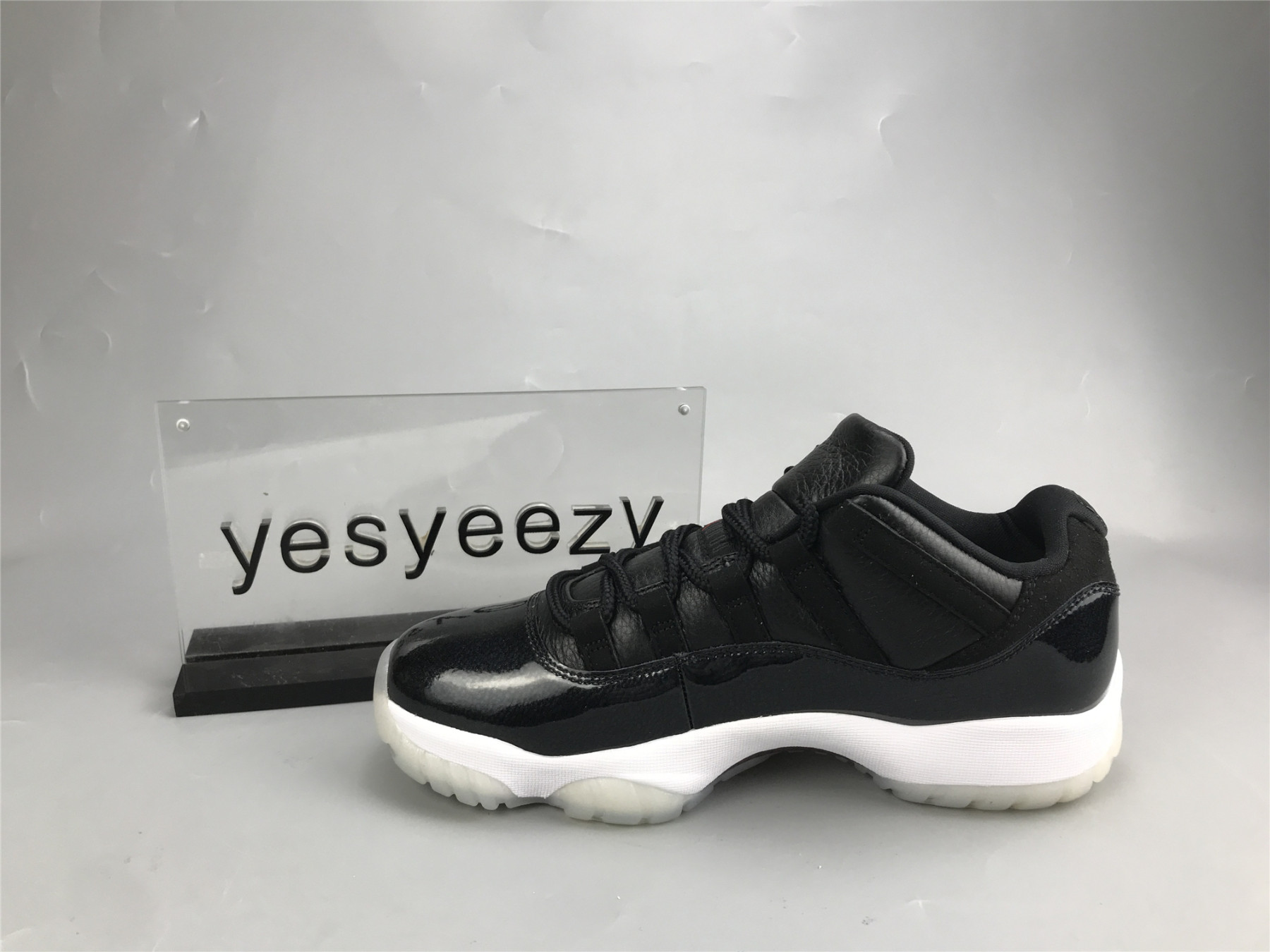UA AIR JORDAN 11 RETRO LOW 