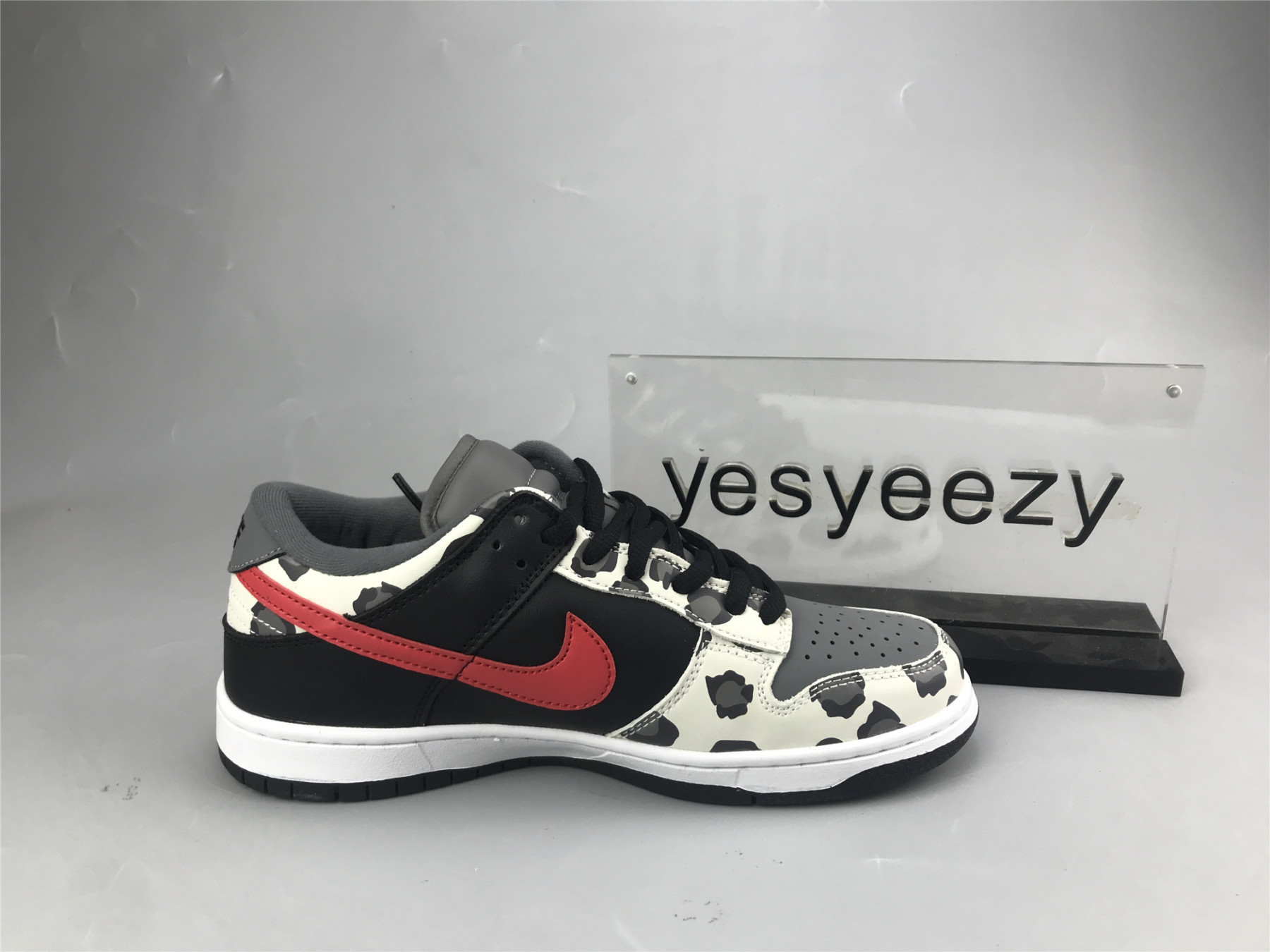 UA NIKE SB DUNK LOW BLACK RED COW