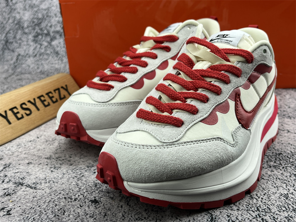 UA NIKE VAPORWAFFLE SACAI SAIL