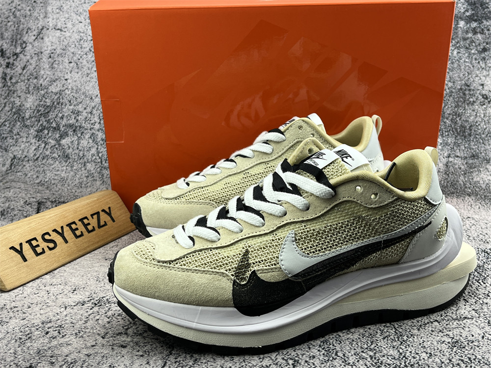 UA NIKE VAPORWAFFLE SACAI SPORT BEIGE