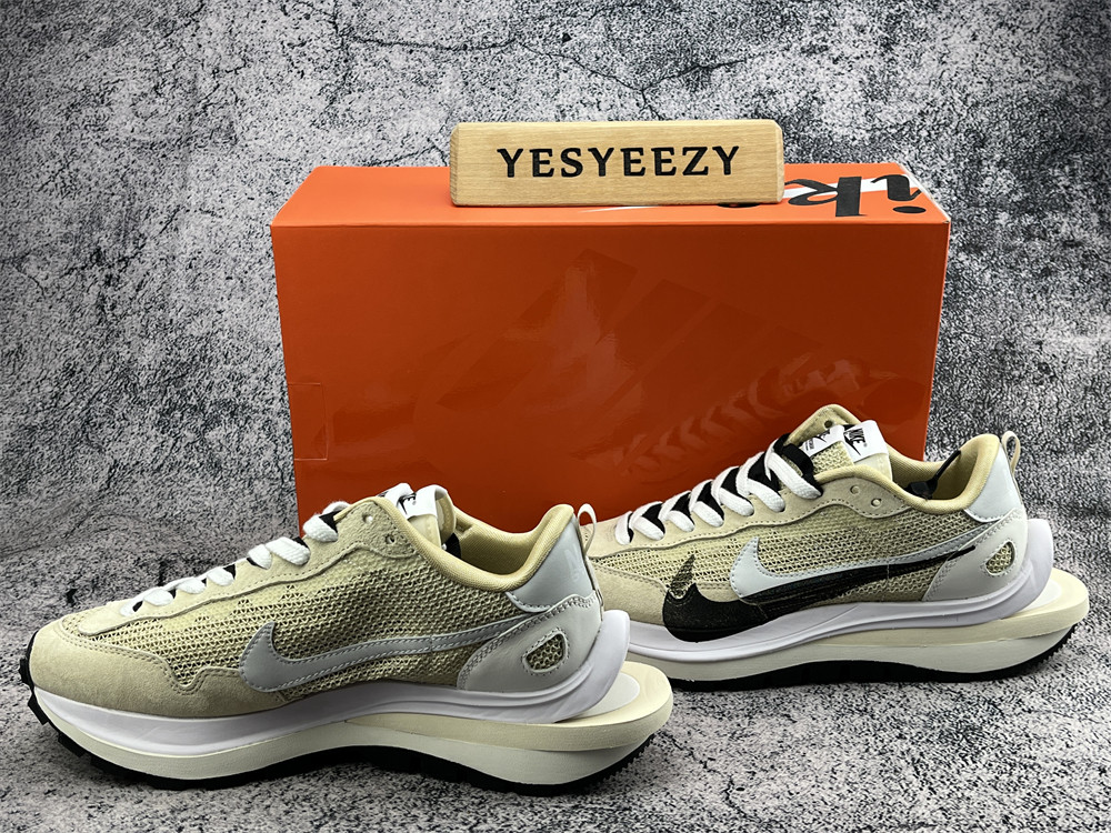 UA NIKE VAPORWAFFLE SACAI SPORT BEIGE