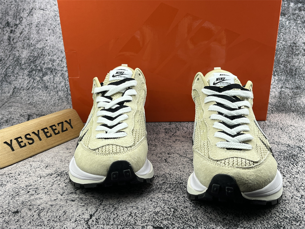 UA NIKE VAPORWAFFLE SACAI SPORT BEIGE