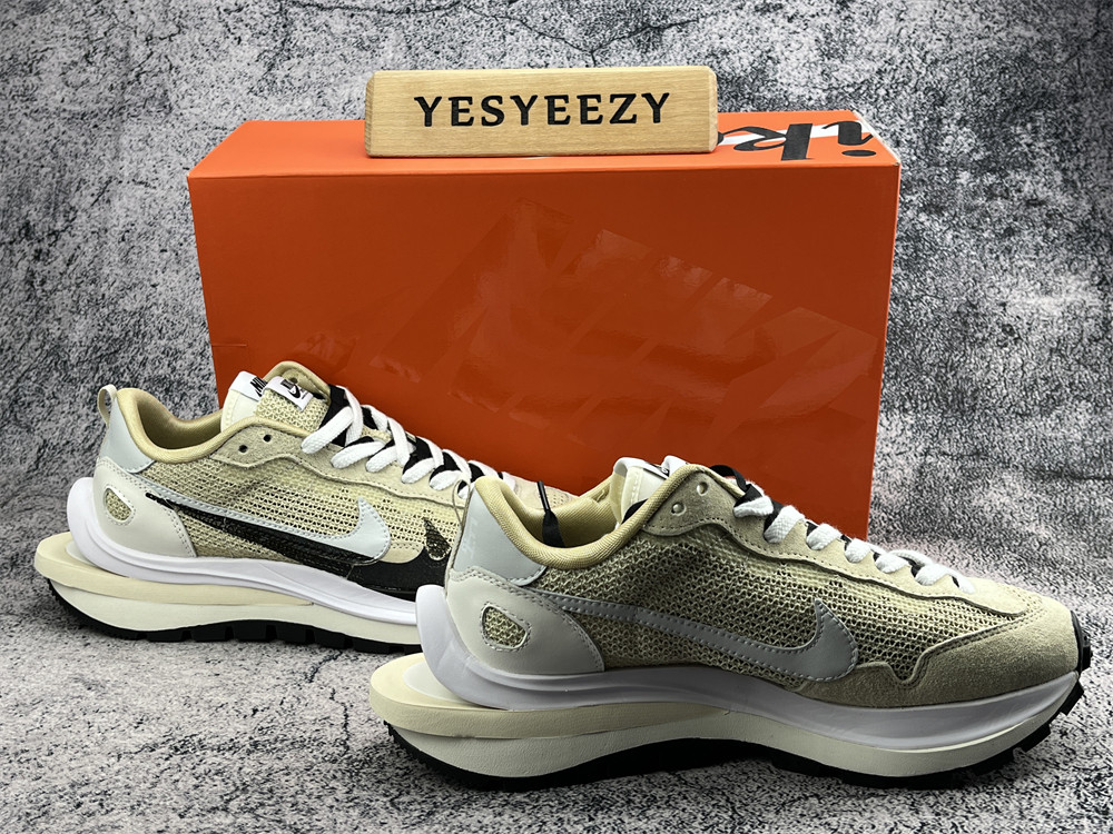 UA NIKE VAPORWAFFLE SACAI SPORT BEIGE