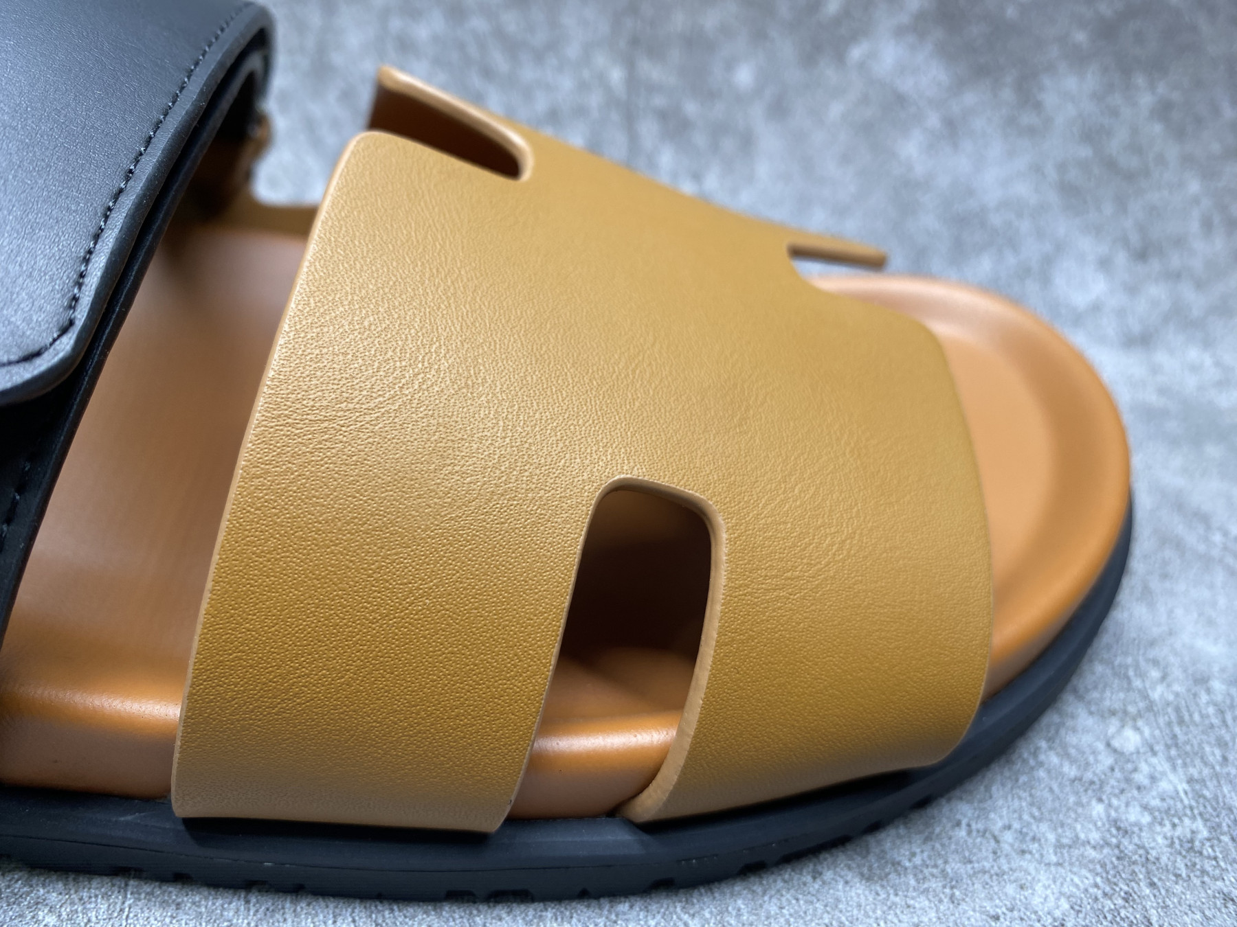 UA H**me5 Chypre Sandal