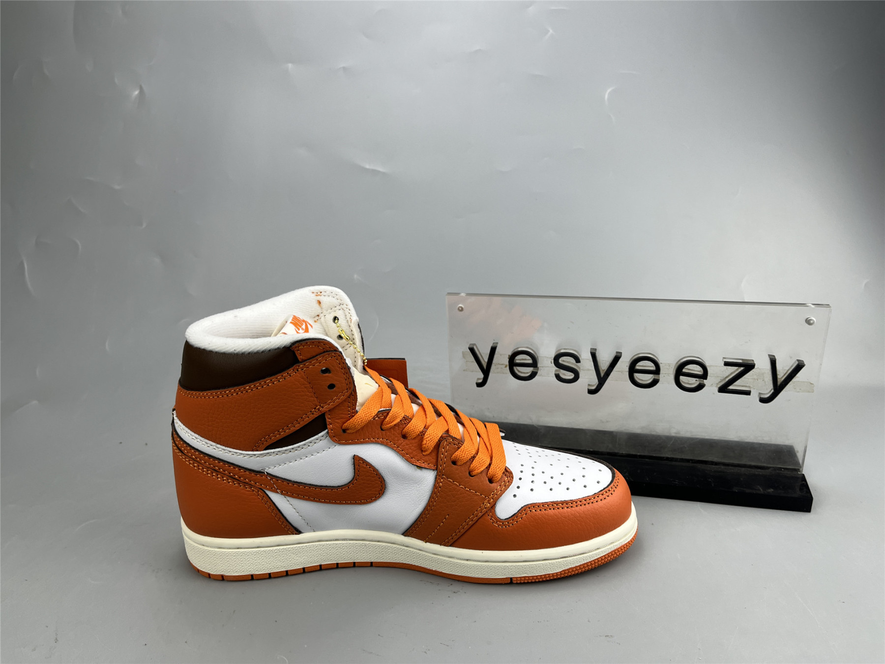 UA WMNS AIR JORDAN 1 HIGH OG 