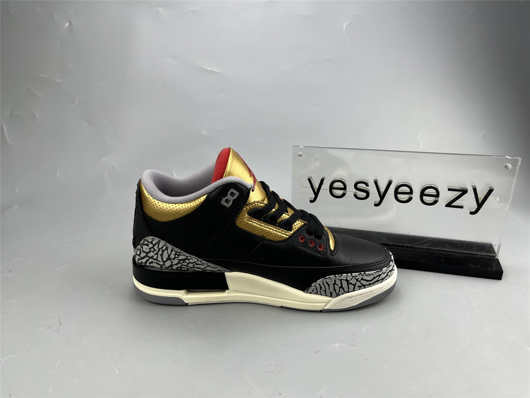 UA WMNS AIR JORDAN 3 RETRO
