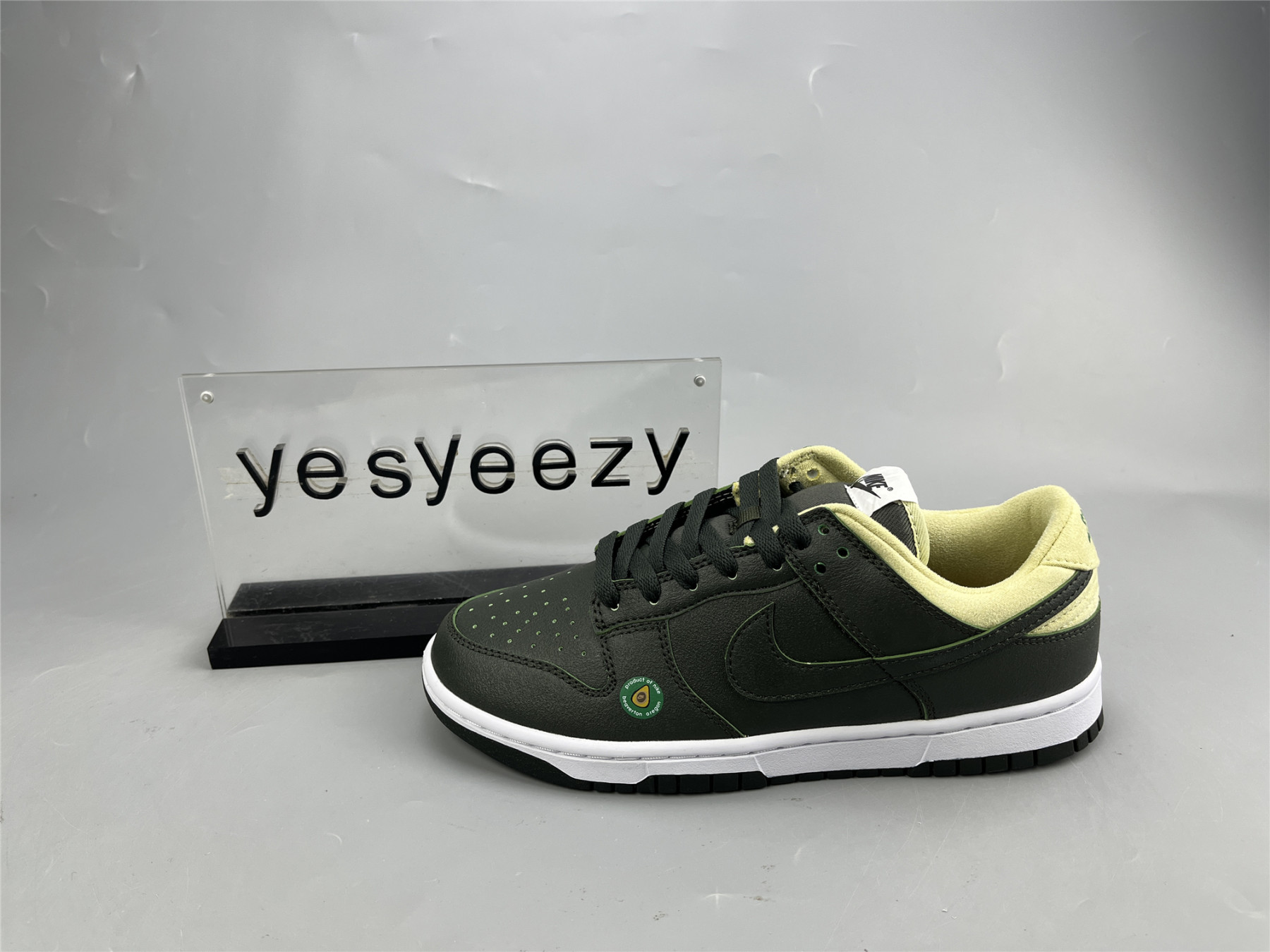 UA NIKE WMNS DUNK LOW LX 
