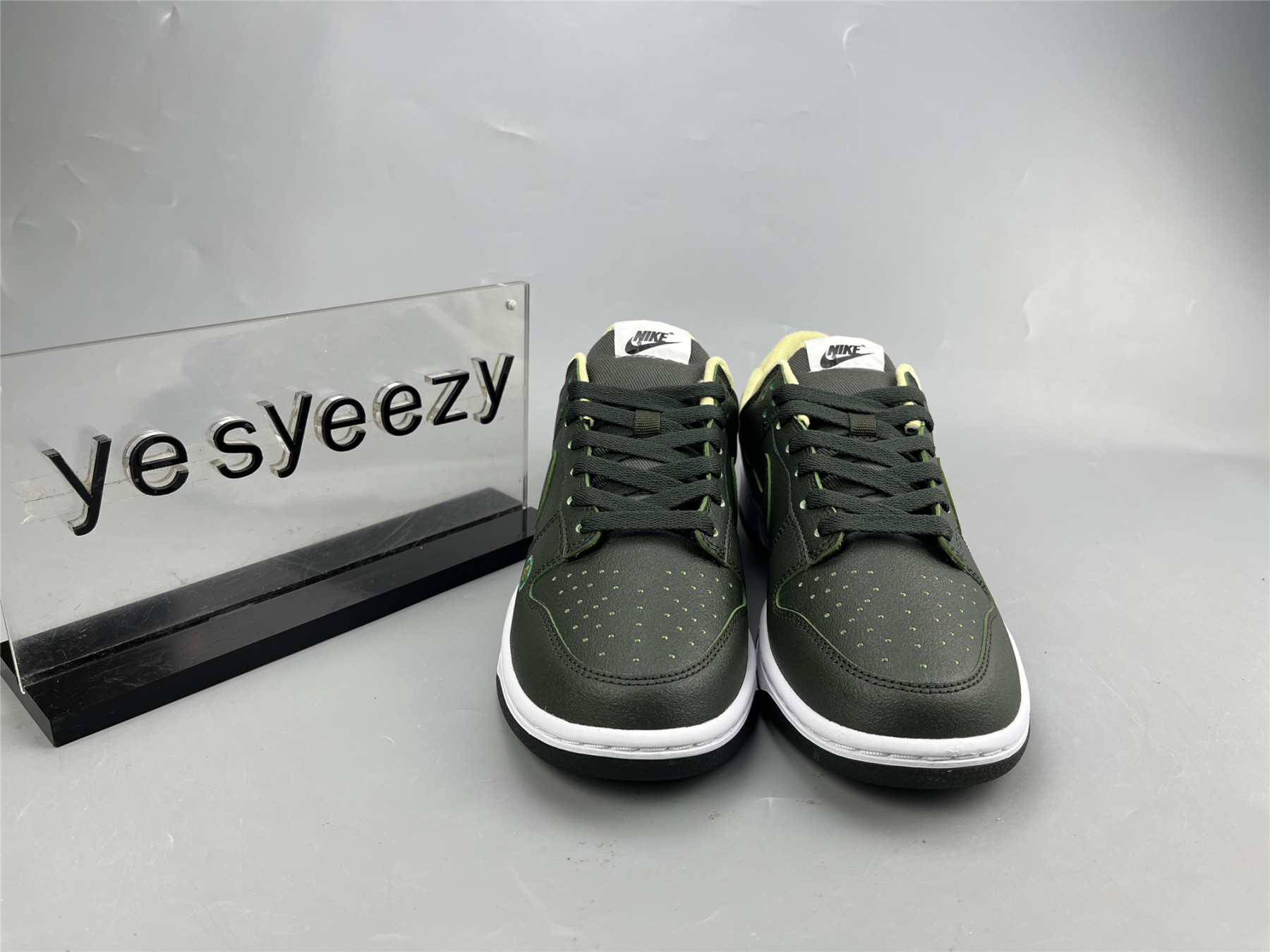 UA NIKE WMNS DUNK LOW LX 