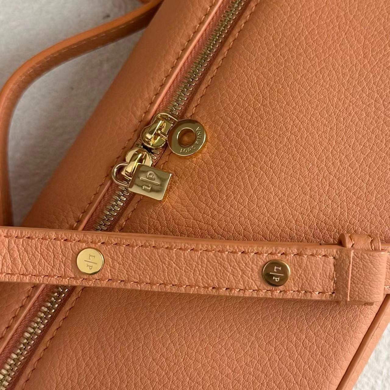 L0r0 P1ana Extra Pocket L19 Grained Calfskin 11 x 19 x 6.5 cm