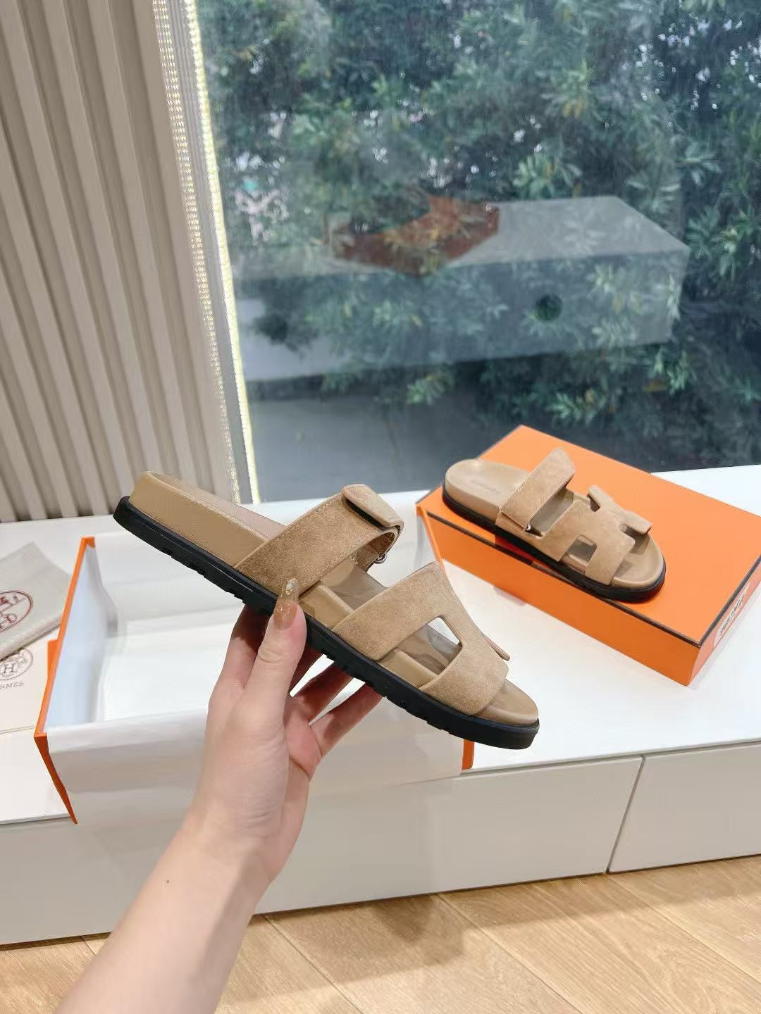UA H**me5 Chypre Sandal