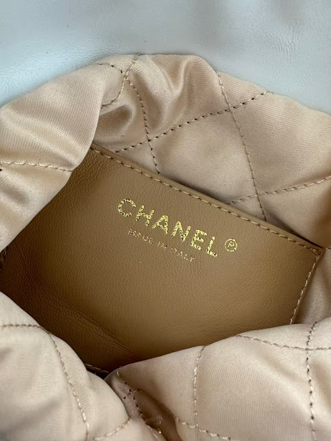 Ch**el 22 MINI HANDBAG Shiny Calfskin 20 × 19 × 6 cm