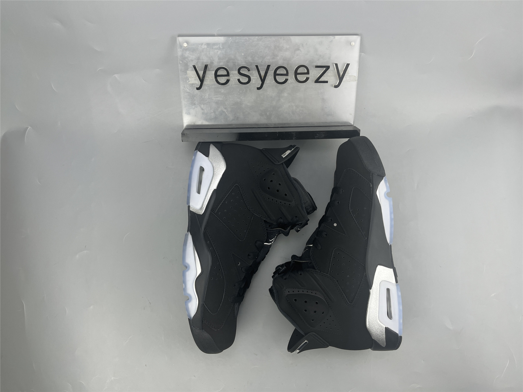 UA AIR JORDAN 6 RETRO 