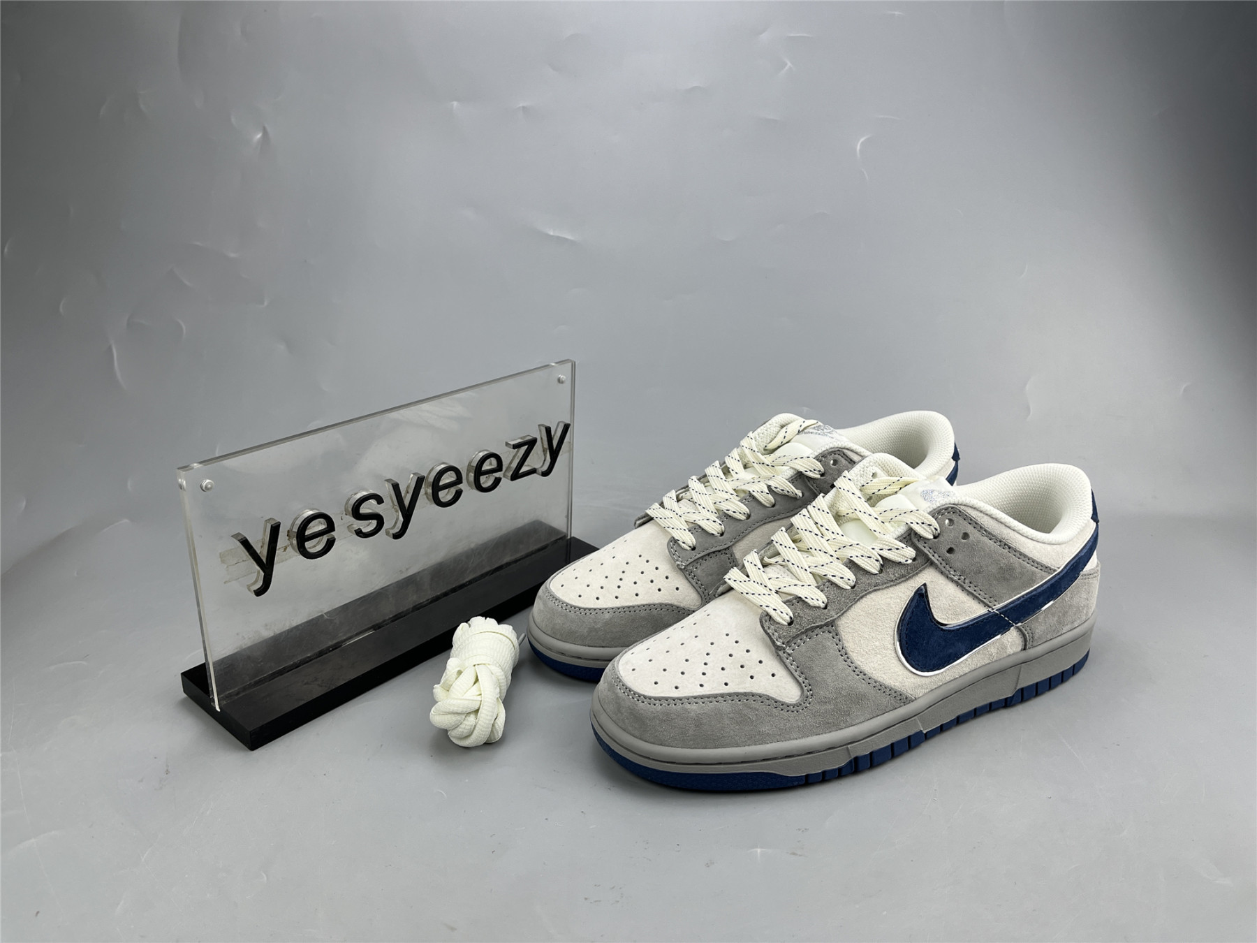 UA NIKE DUNK LOW LIGHT GREY