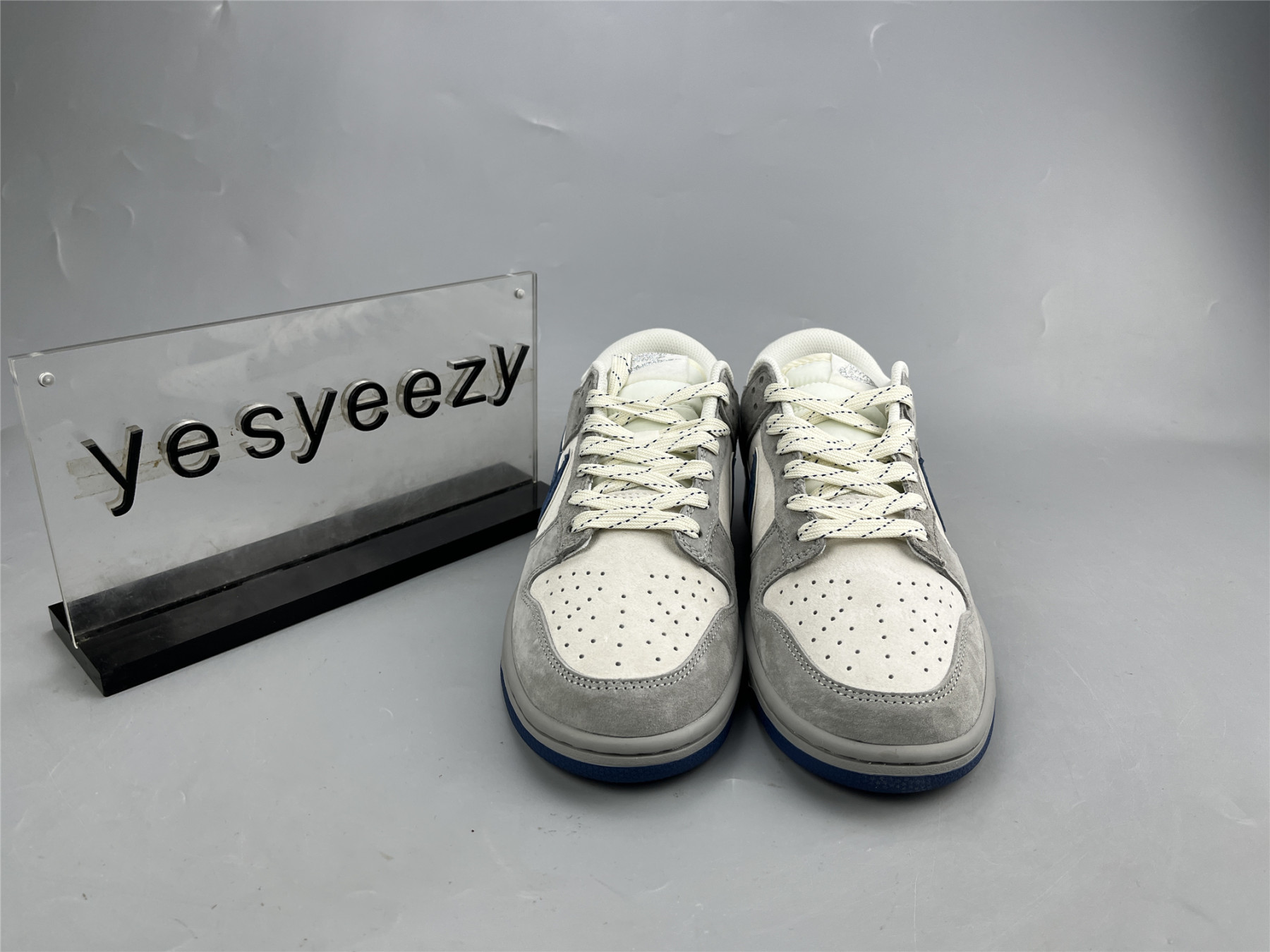 UA NIKE DUNK LOW LIGHT GREY